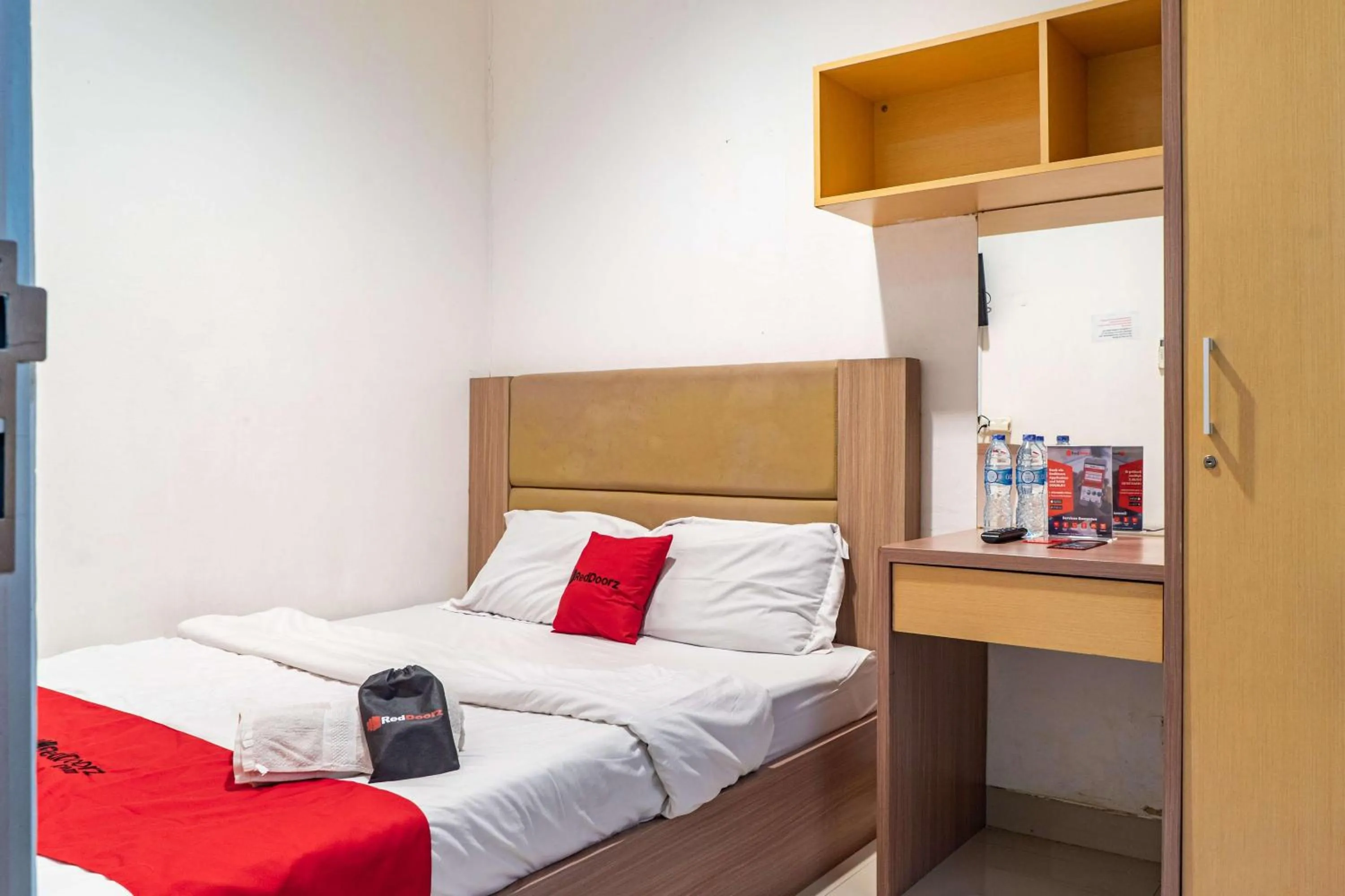 Bedroom, Bed in RedDoorz @ Kebon Kacang