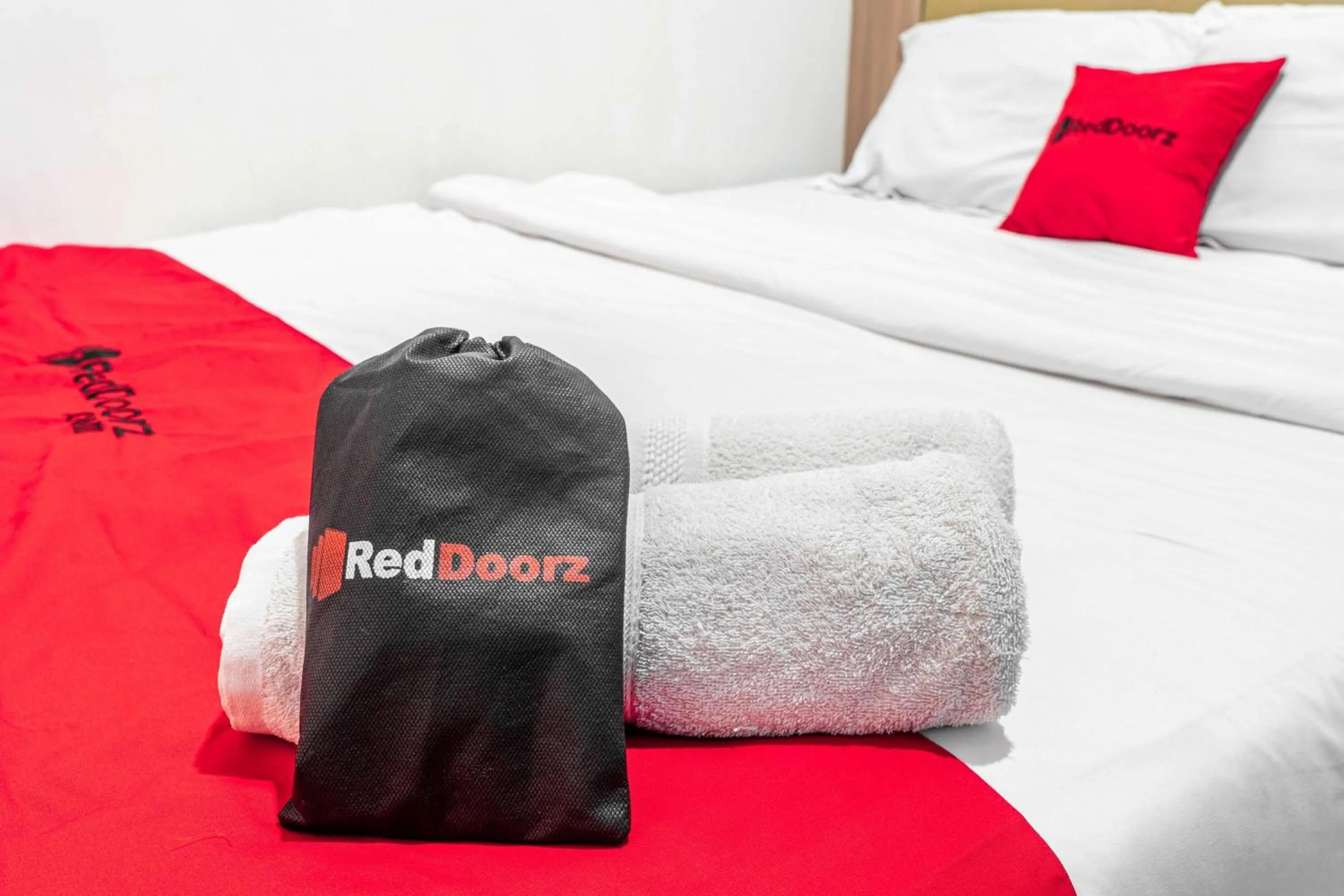Bedroom, Bed in RedDoorz @ Kebon Kacang