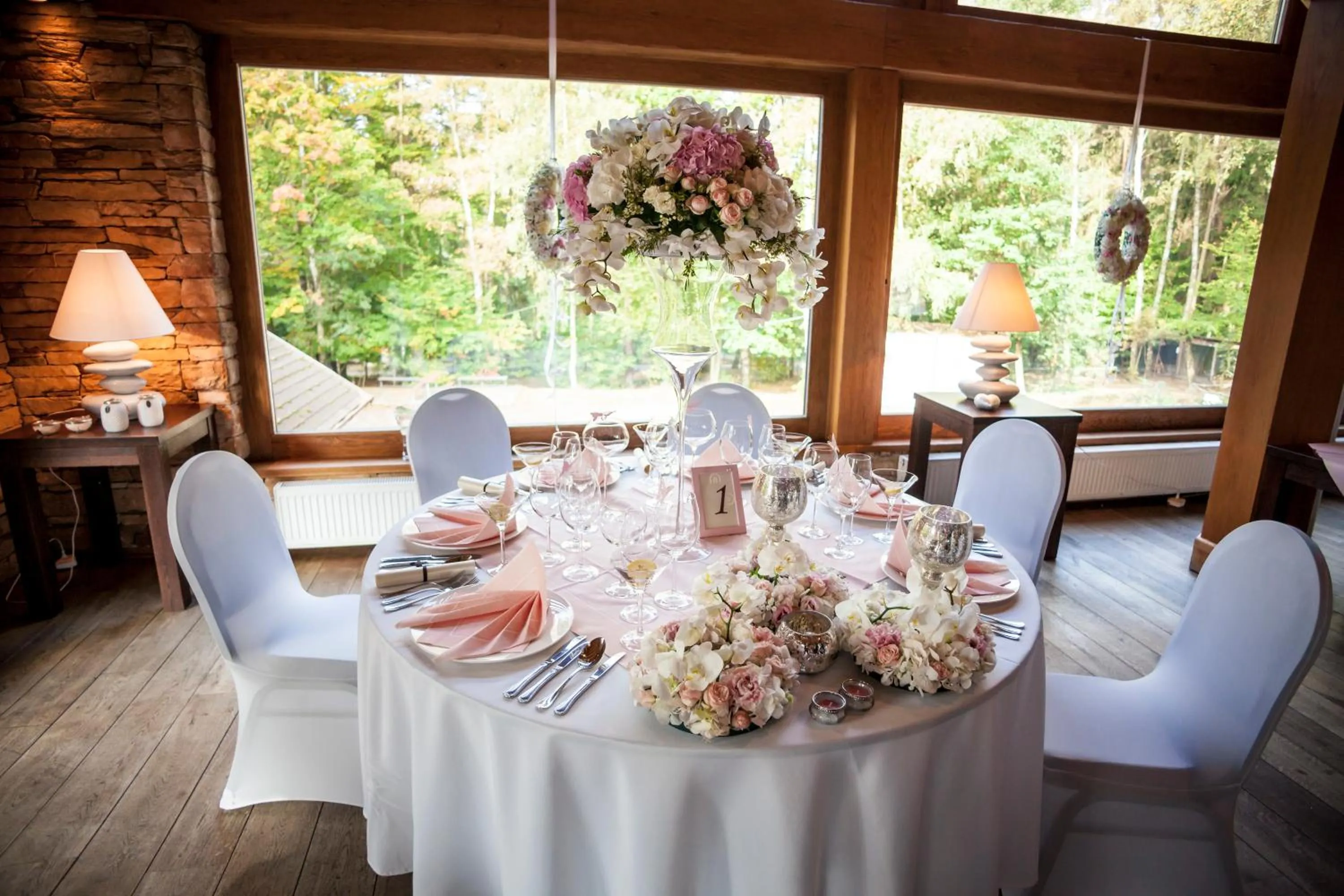 Restaurant/places to eat in Archa hotel