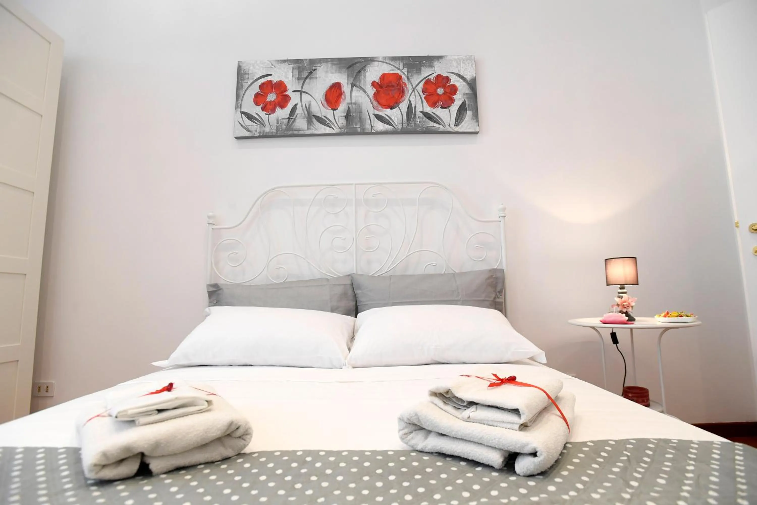 Photo of the whole room, Bed in Big House Colosseum