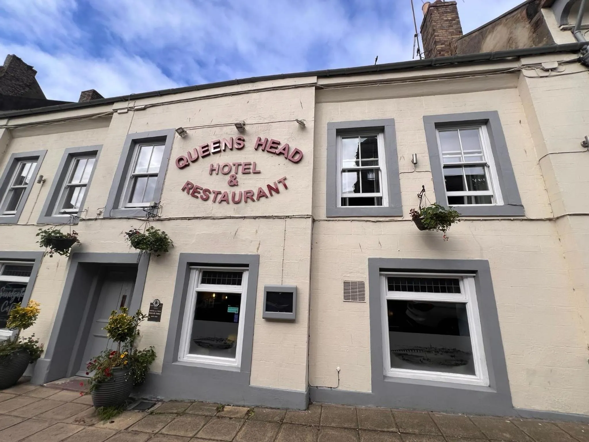 Property building in Queens Head Hotel