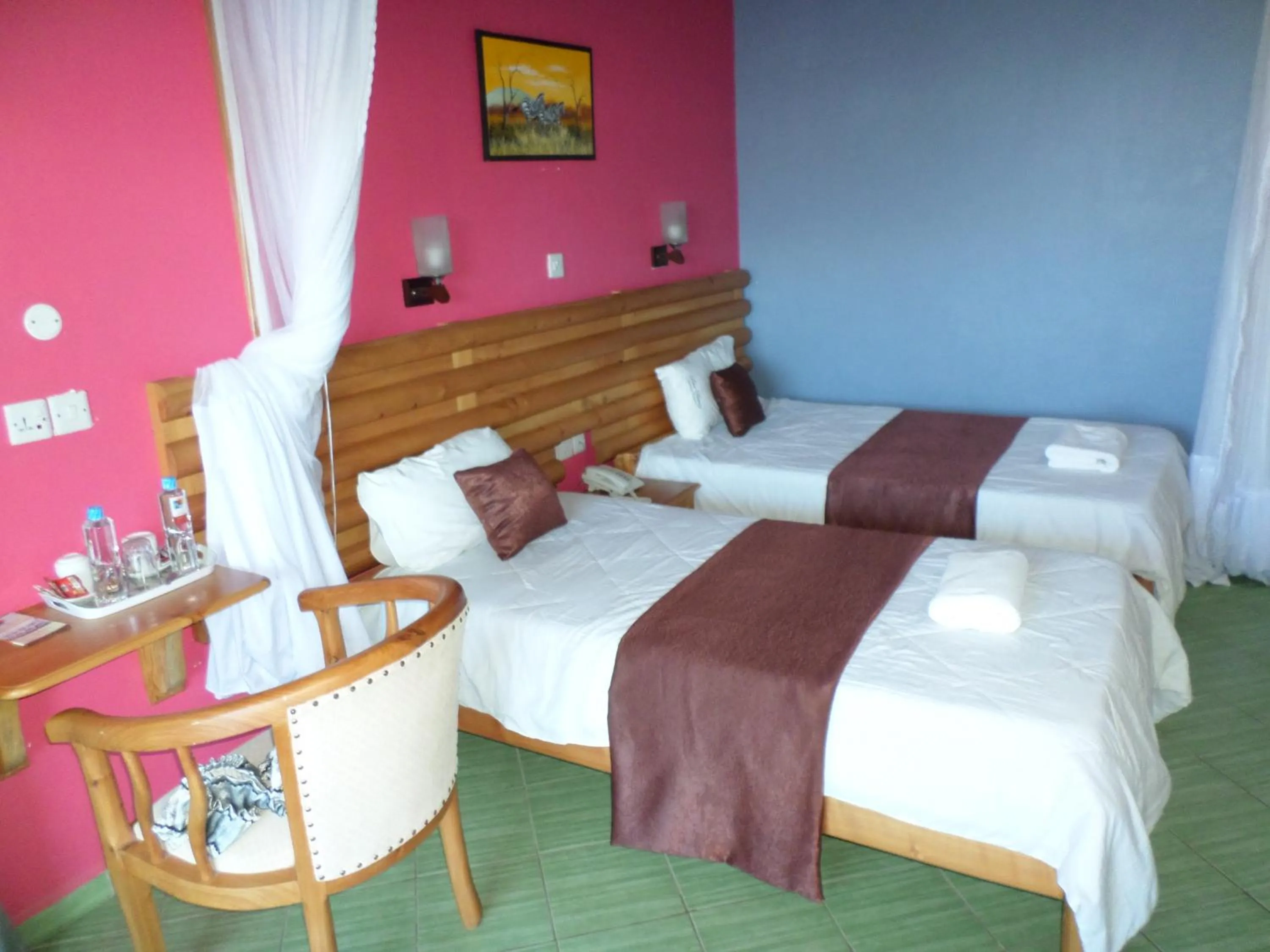 Restaurant/places to eat, Bed in Pinebreeze Holiday Resort