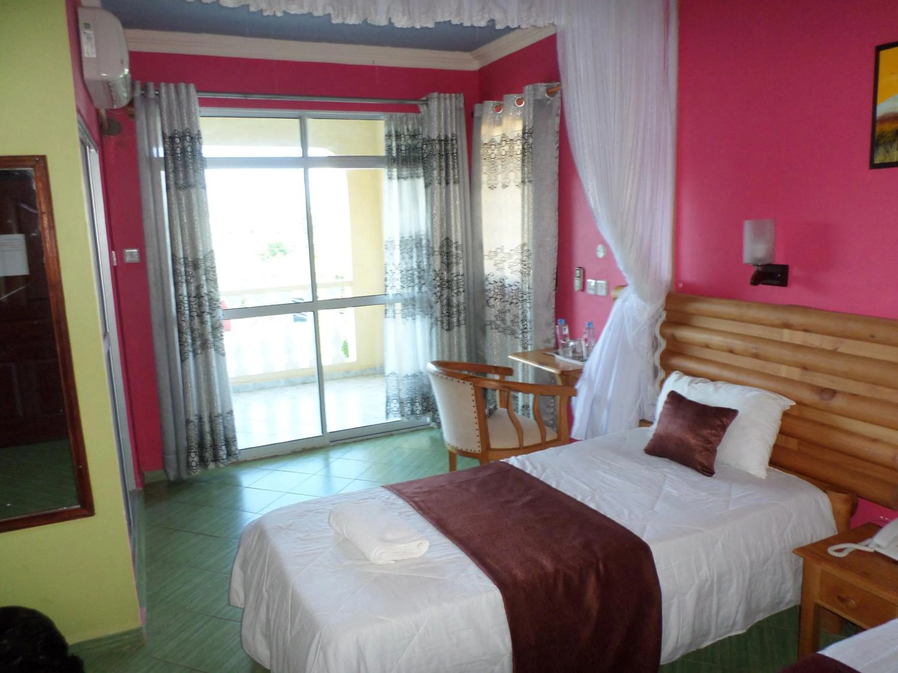 Restaurant/places to eat, Bed in Pinebreeze Holiday Resort