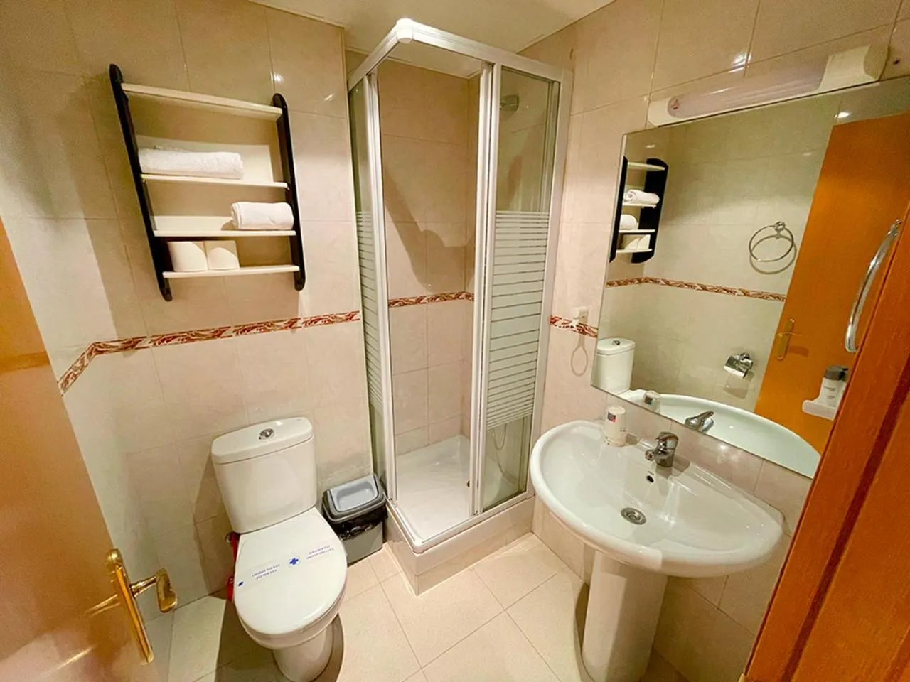 Shower in Apartamentos Pantebre 3000