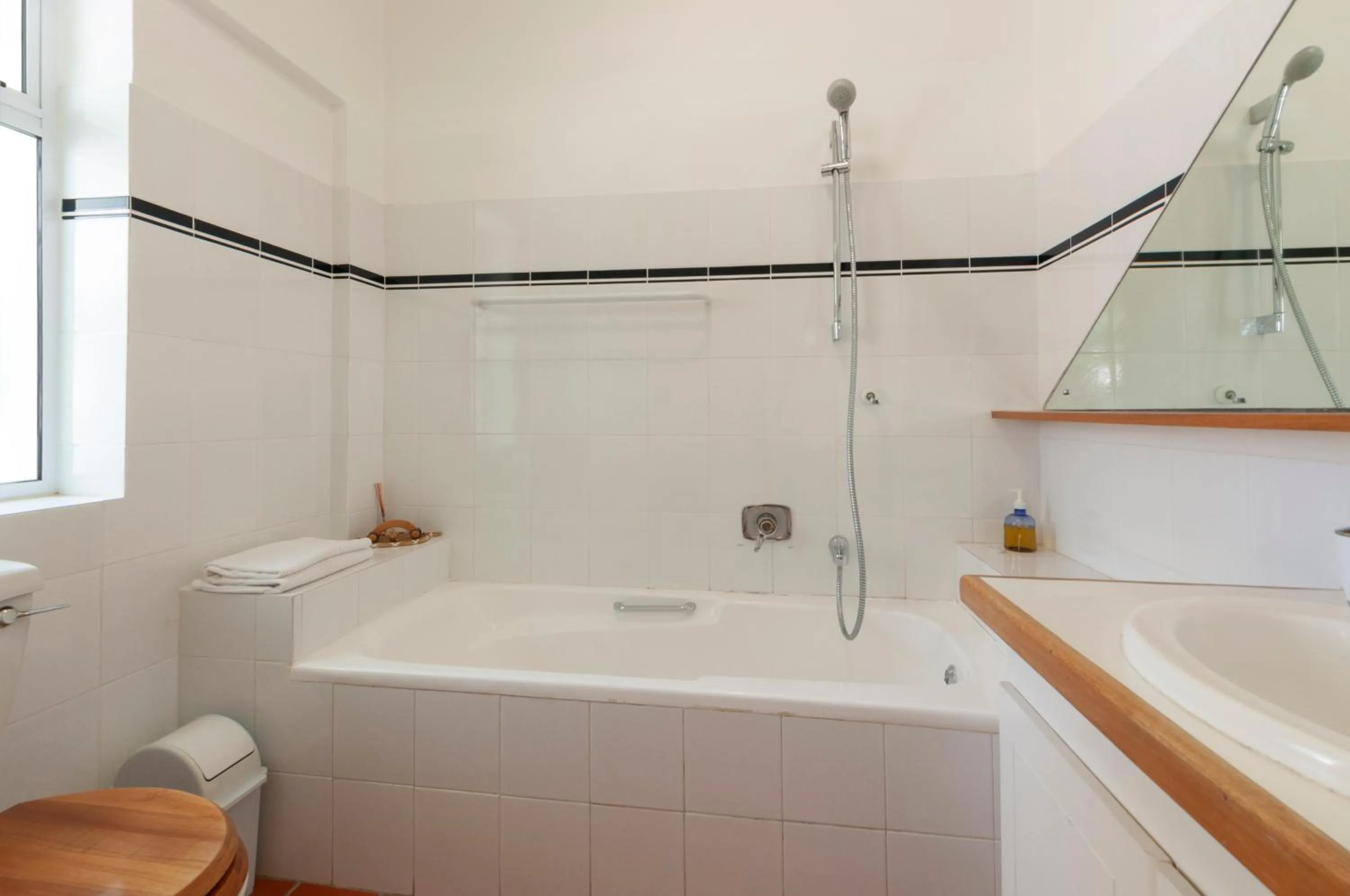 Photo of the whole room in Just Unwind