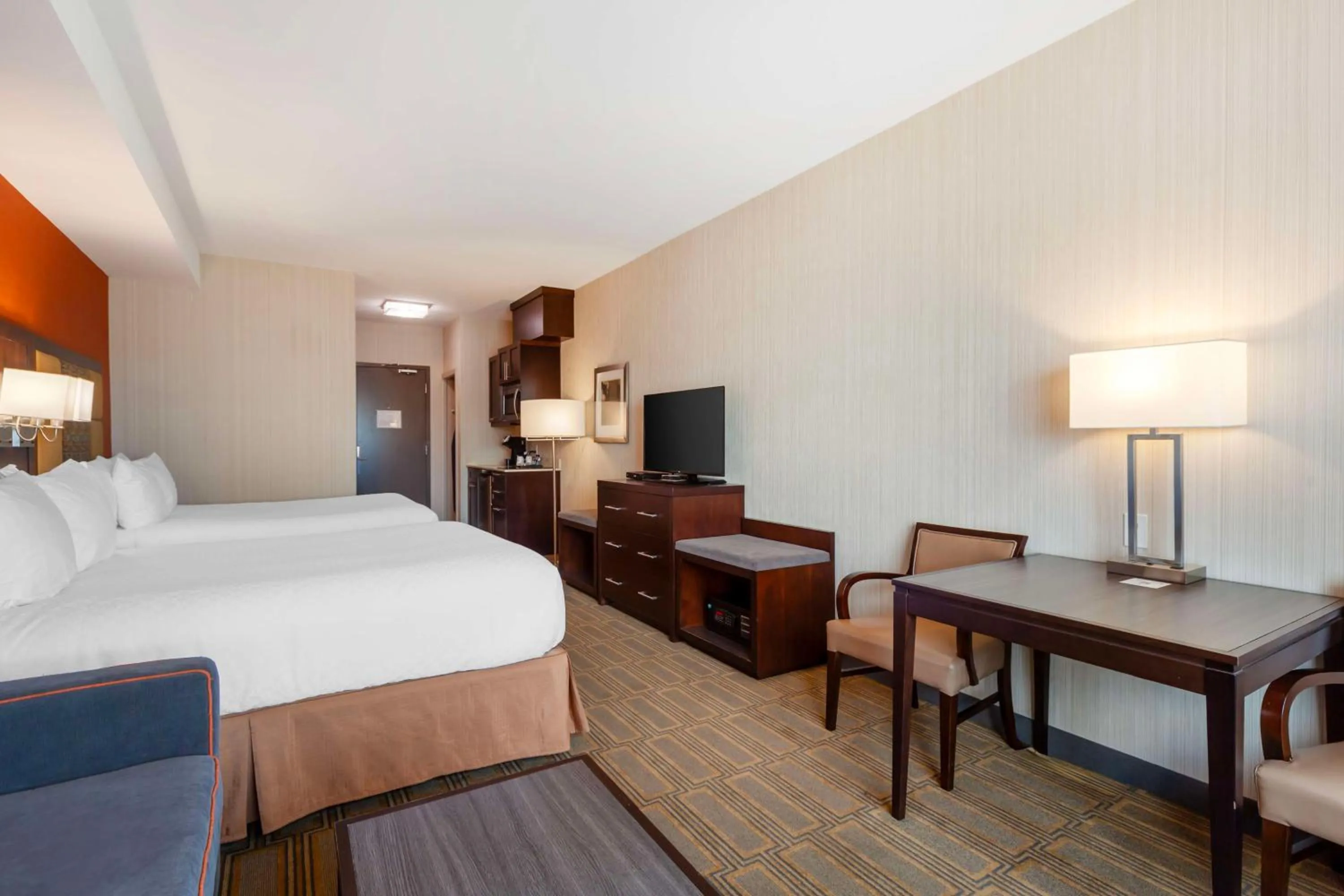 Bedroom, Bed in Best Western Plus Chateau Fort St. John