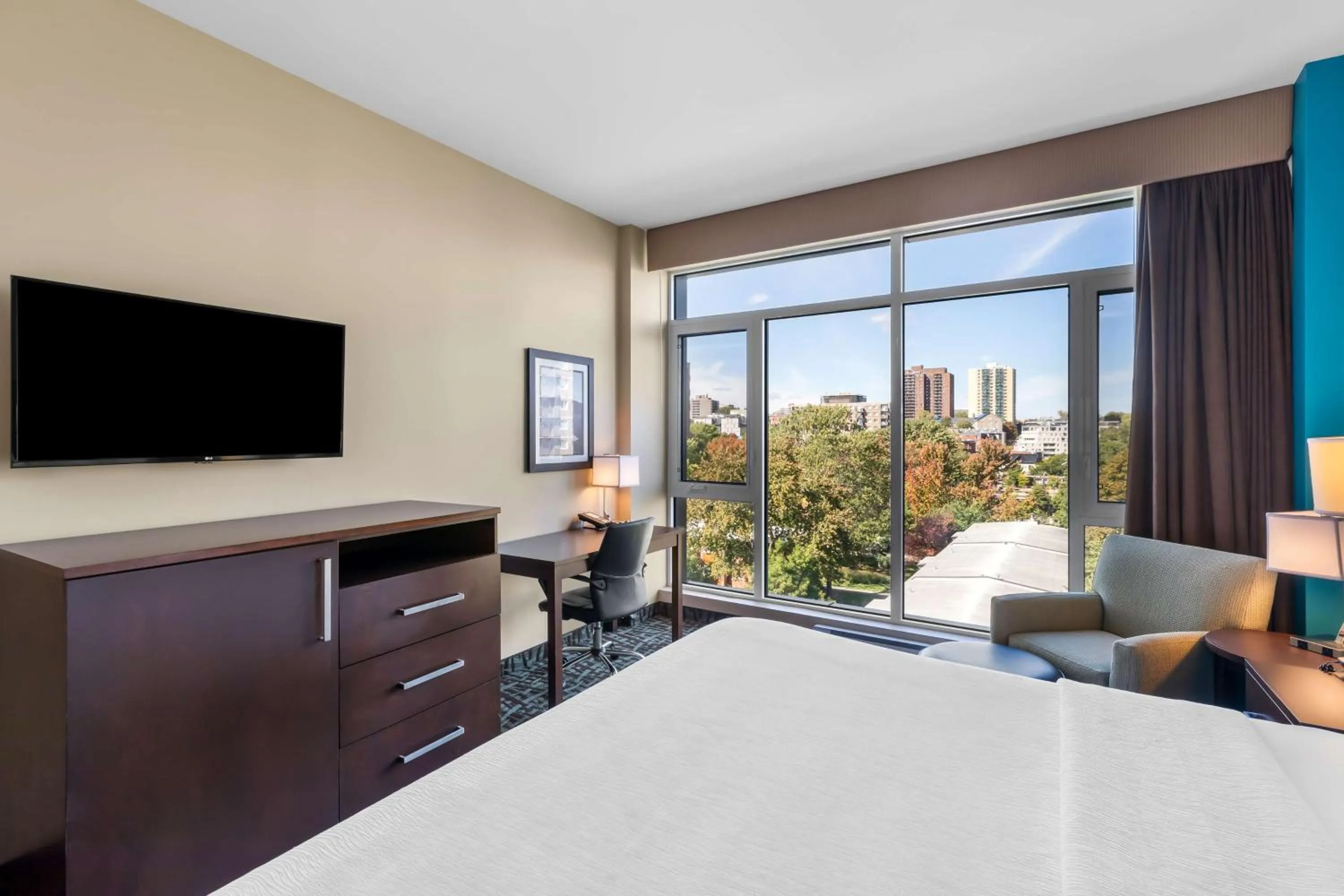 Bedroom in Best Western Plus Hotel Montreal