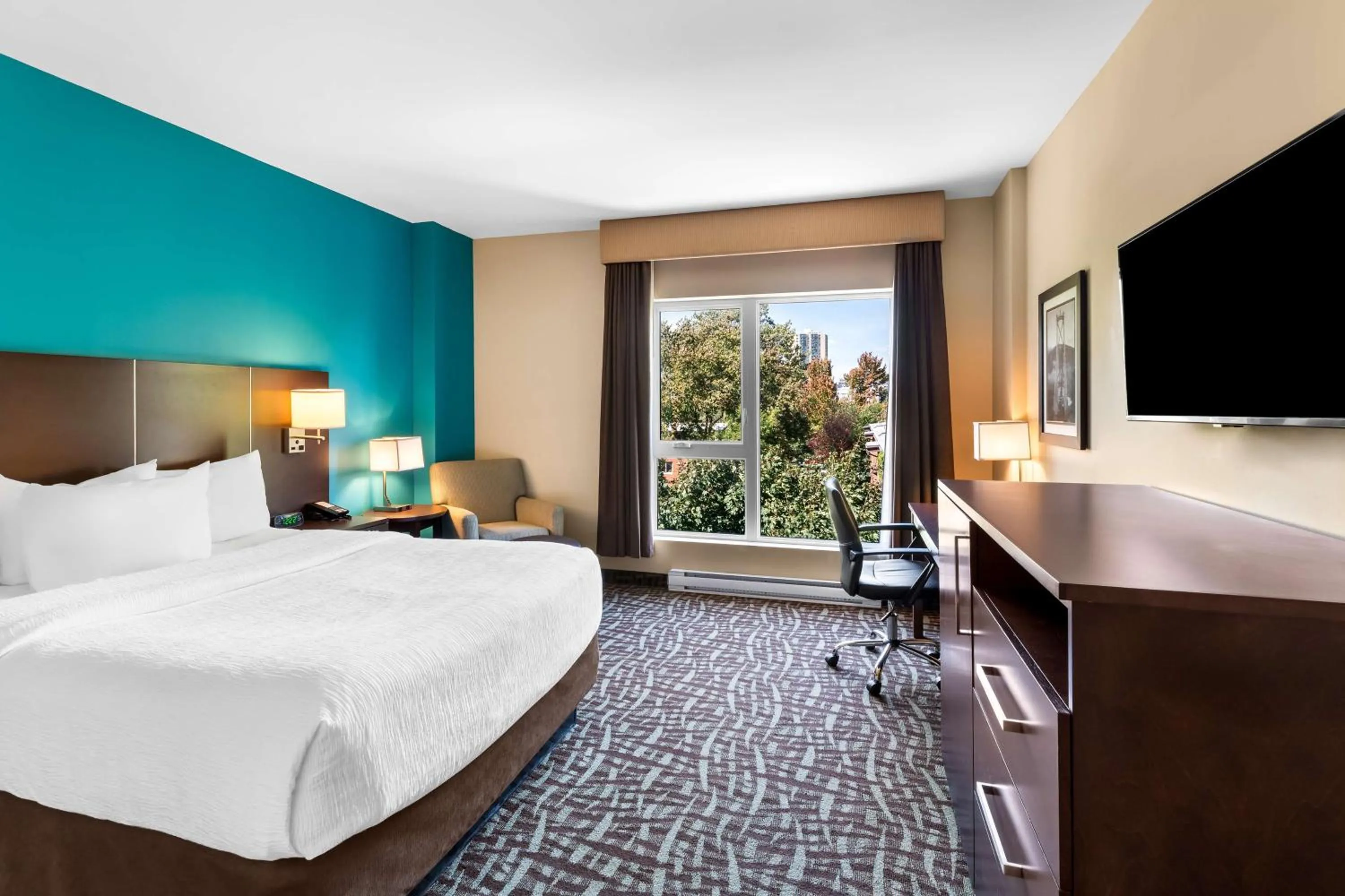 View (from property/room), Bed in Best Western Plus Hotel Montreal