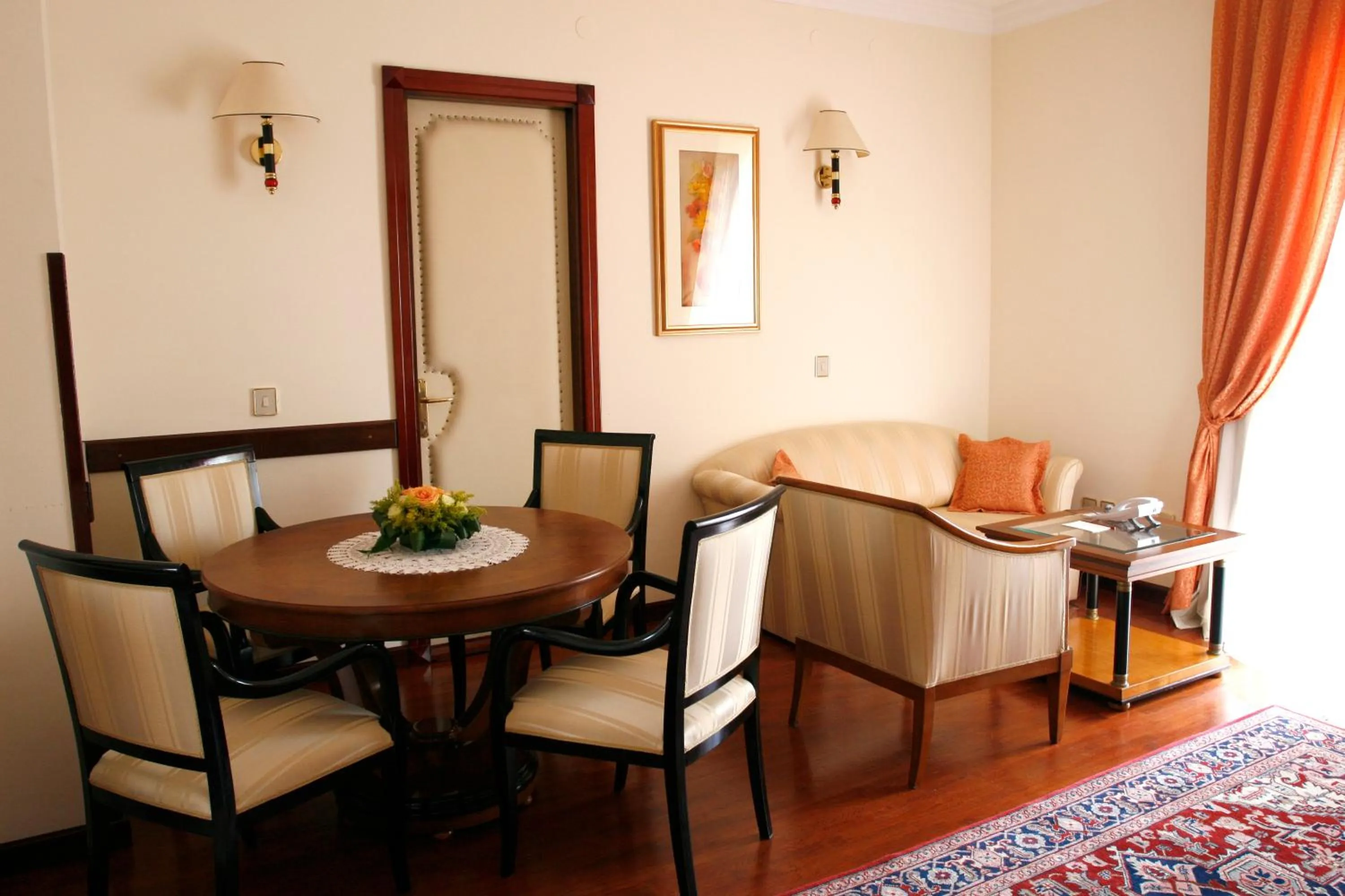 Seating area, Dining Area in Hotel Mozart