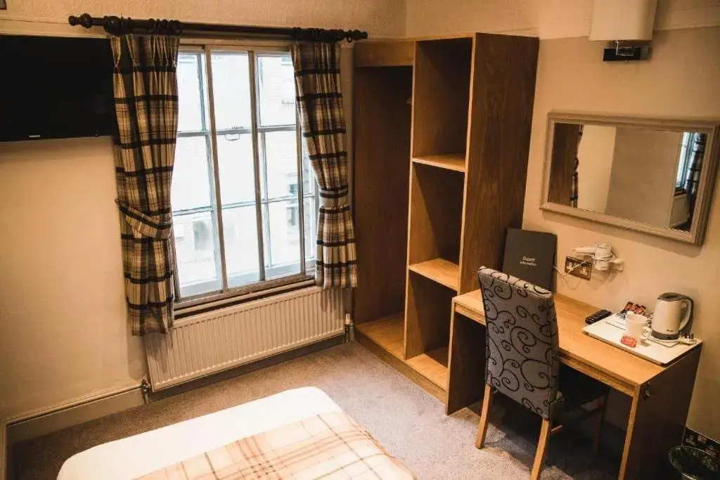 Budget Double Room in The Red Lion Hotel Budget Double Room in The Red Lion Hotel