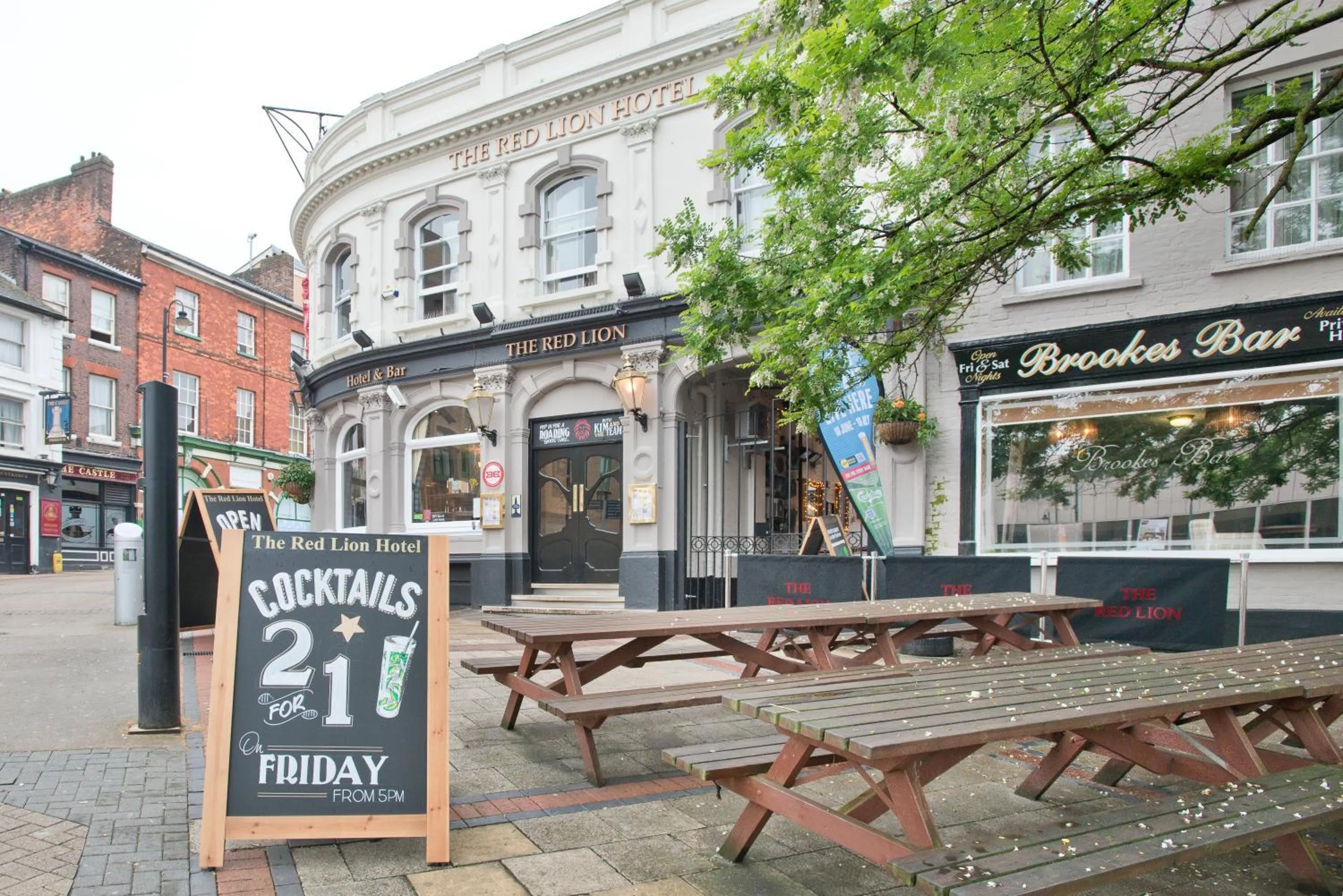 Restaurant/places to eat in OYO The Red Lion Hotel