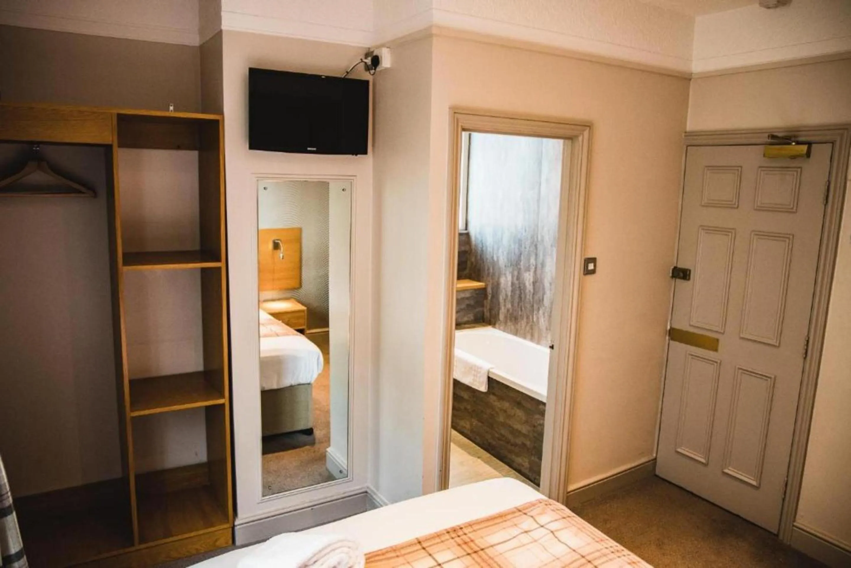 Bedroom, Bed in OYO The Red Lion Hotel