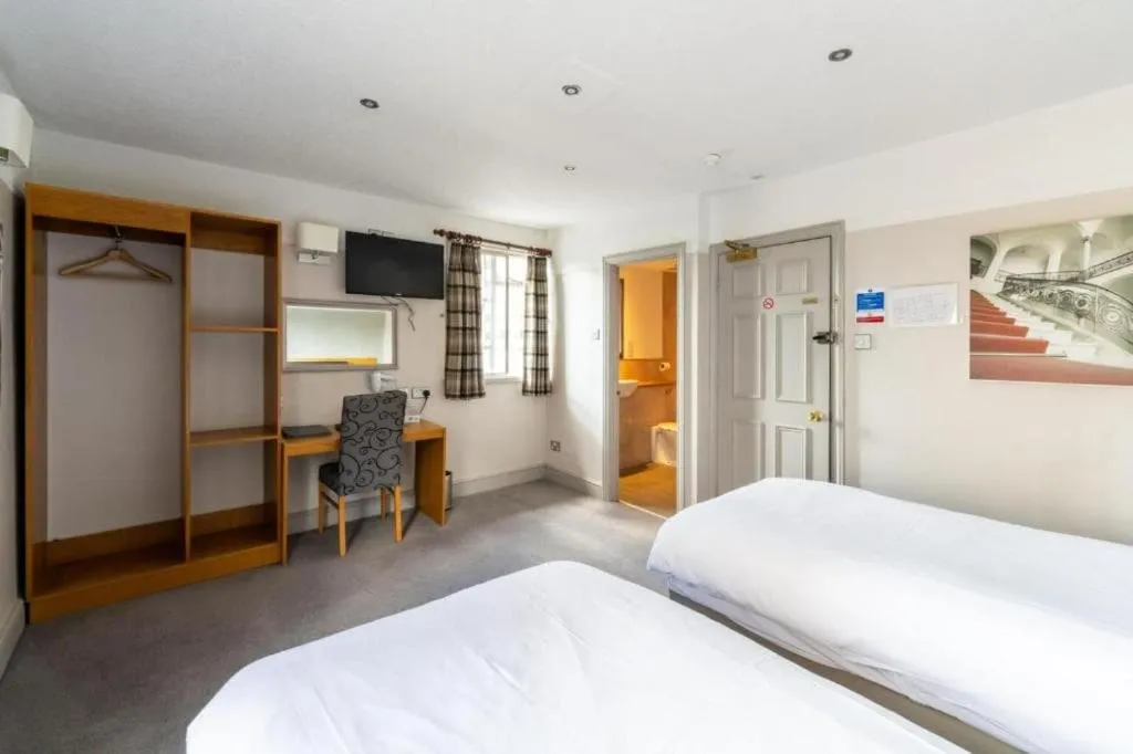 Bedroom, Bed in OYO The Red Lion Hotel