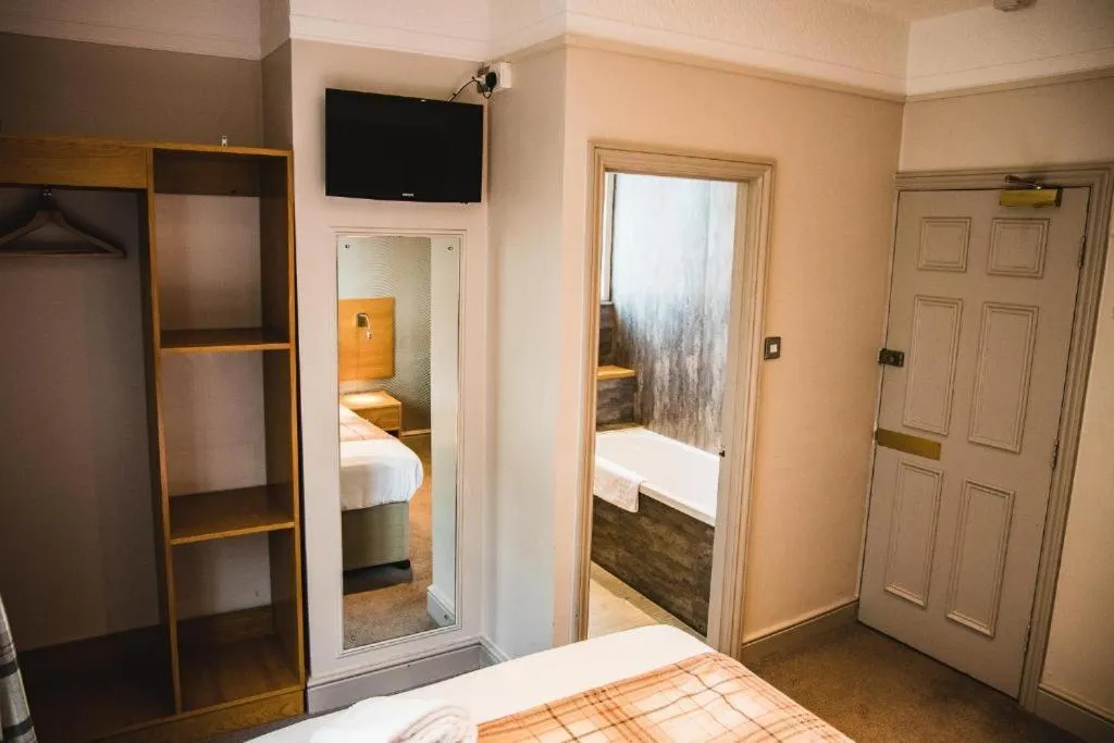 Bedroom, Bed in OYO The Red Lion Hotel