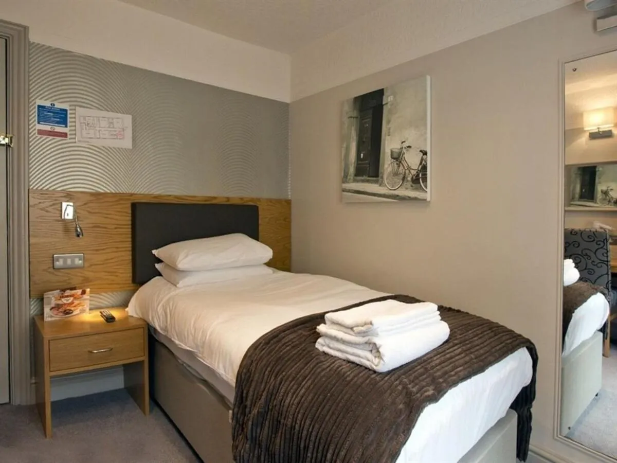 Bedroom, Bed in OYO The Red Lion Hotel