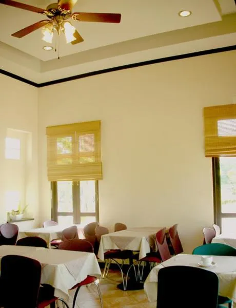 Restaurant/places to eat in River Resort & Spa