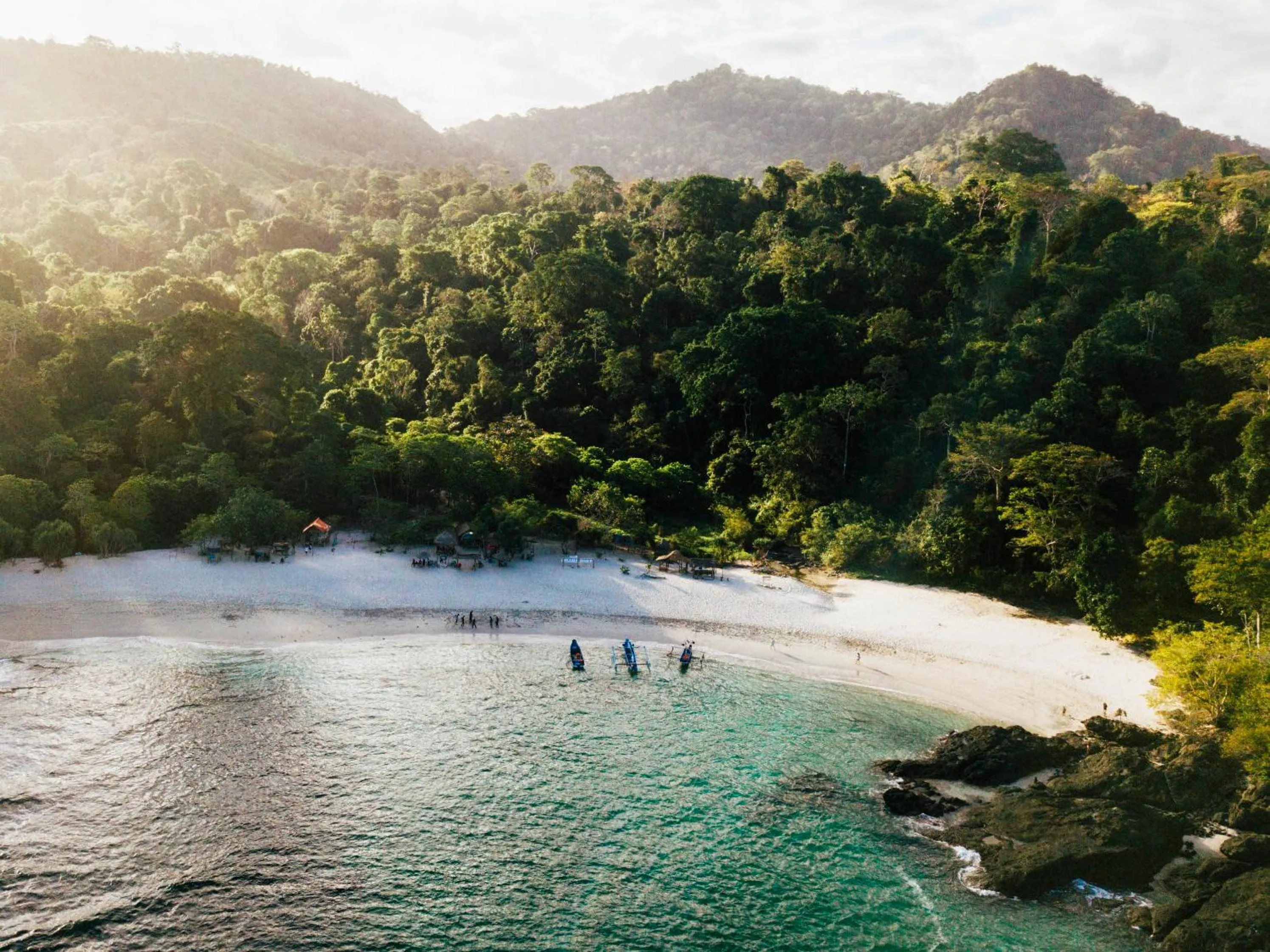 Beach in Mojosurf Camp Red Island