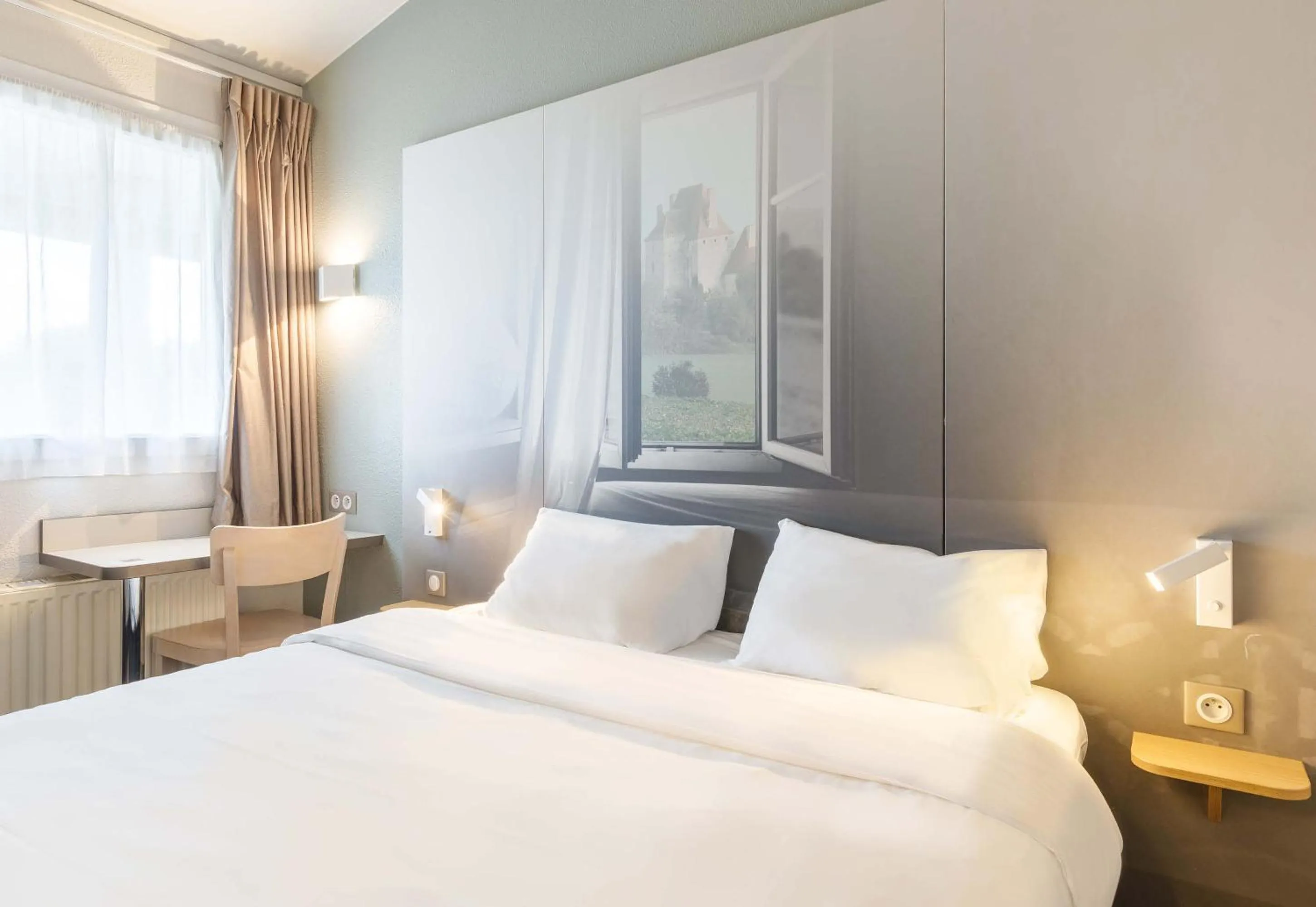 Bedroom, Bed in B&B HOTEL Moulins