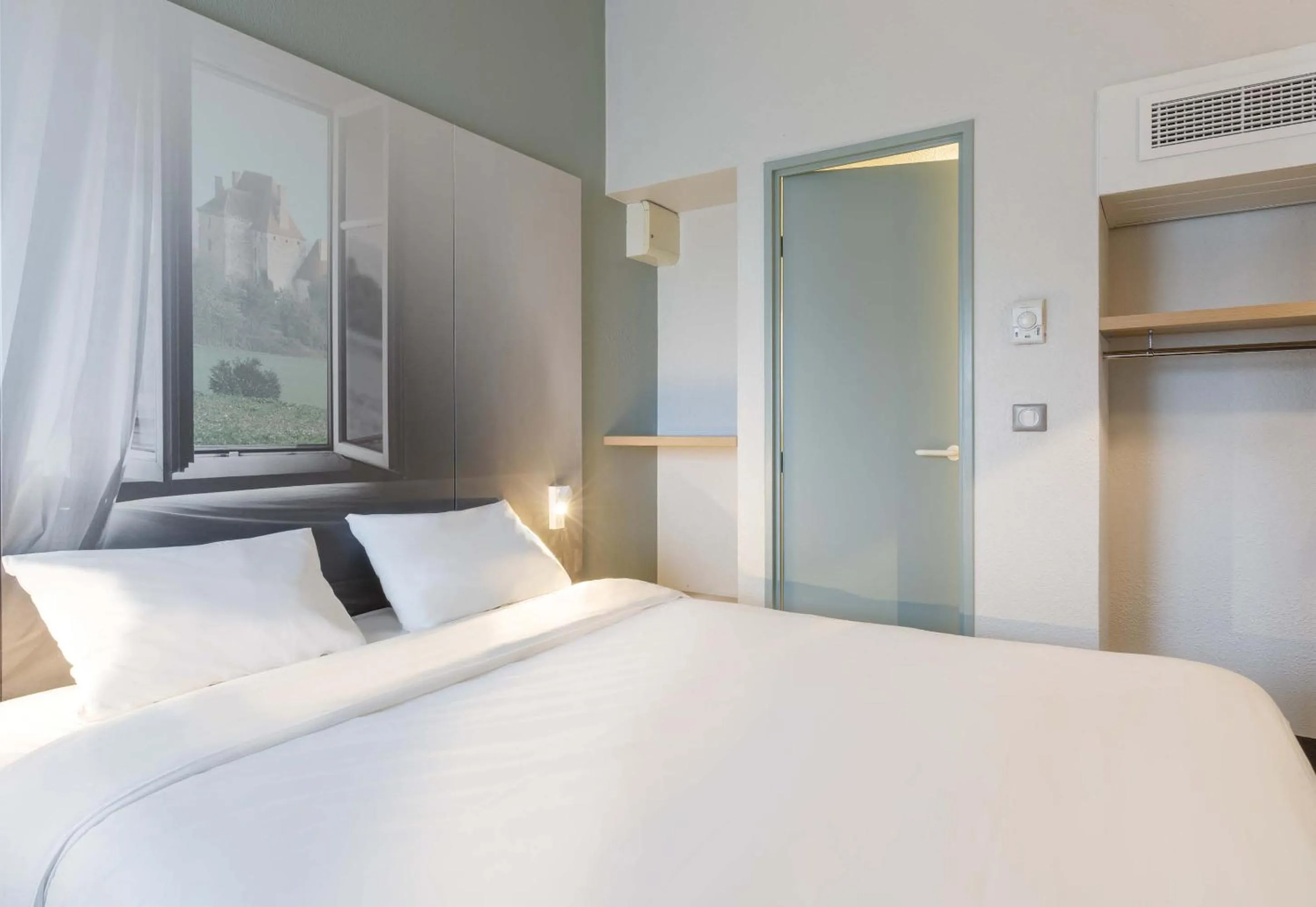 Bedroom, Bed in B&B HOTEL Moulins