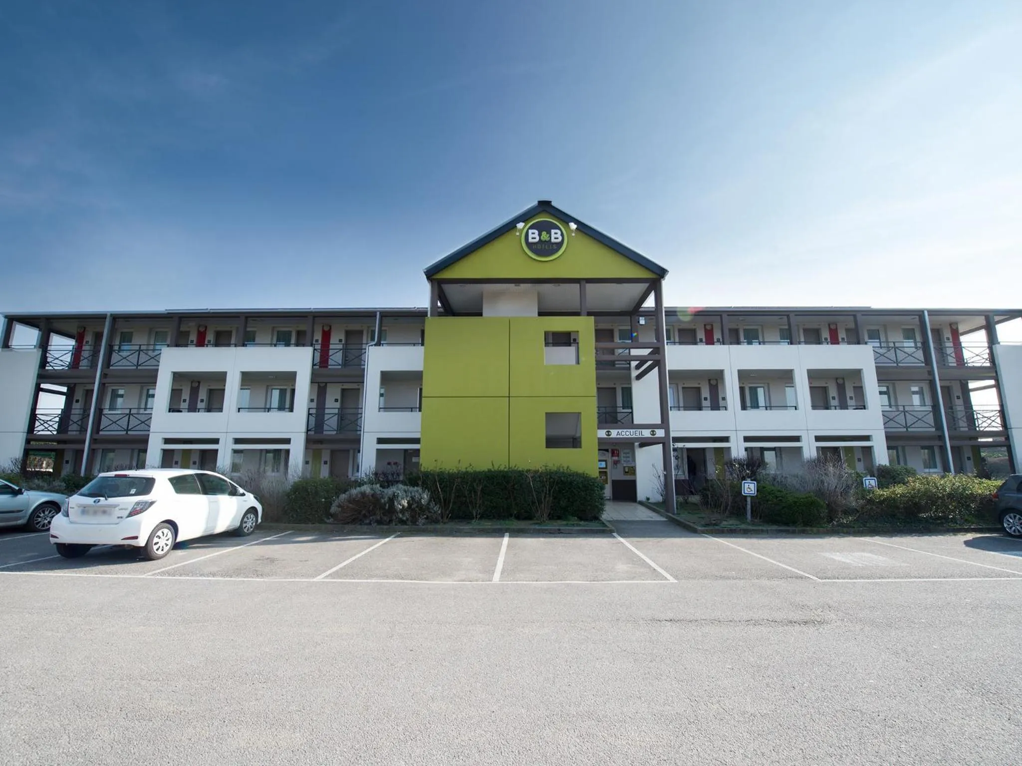 Facade/entrance in B&B HOTEL Moulins