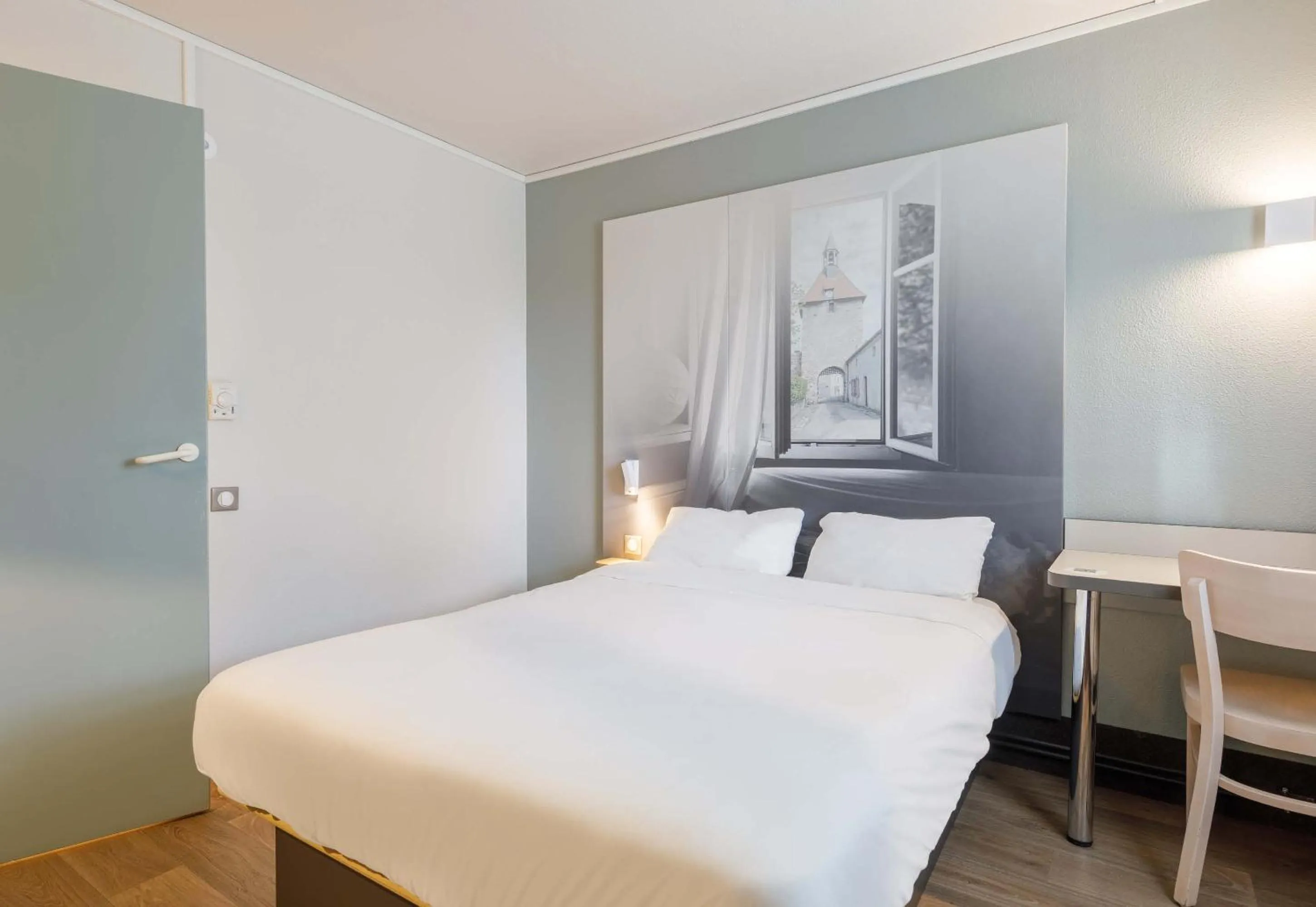 Bedroom, Bed in B&B HOTEL Moulins