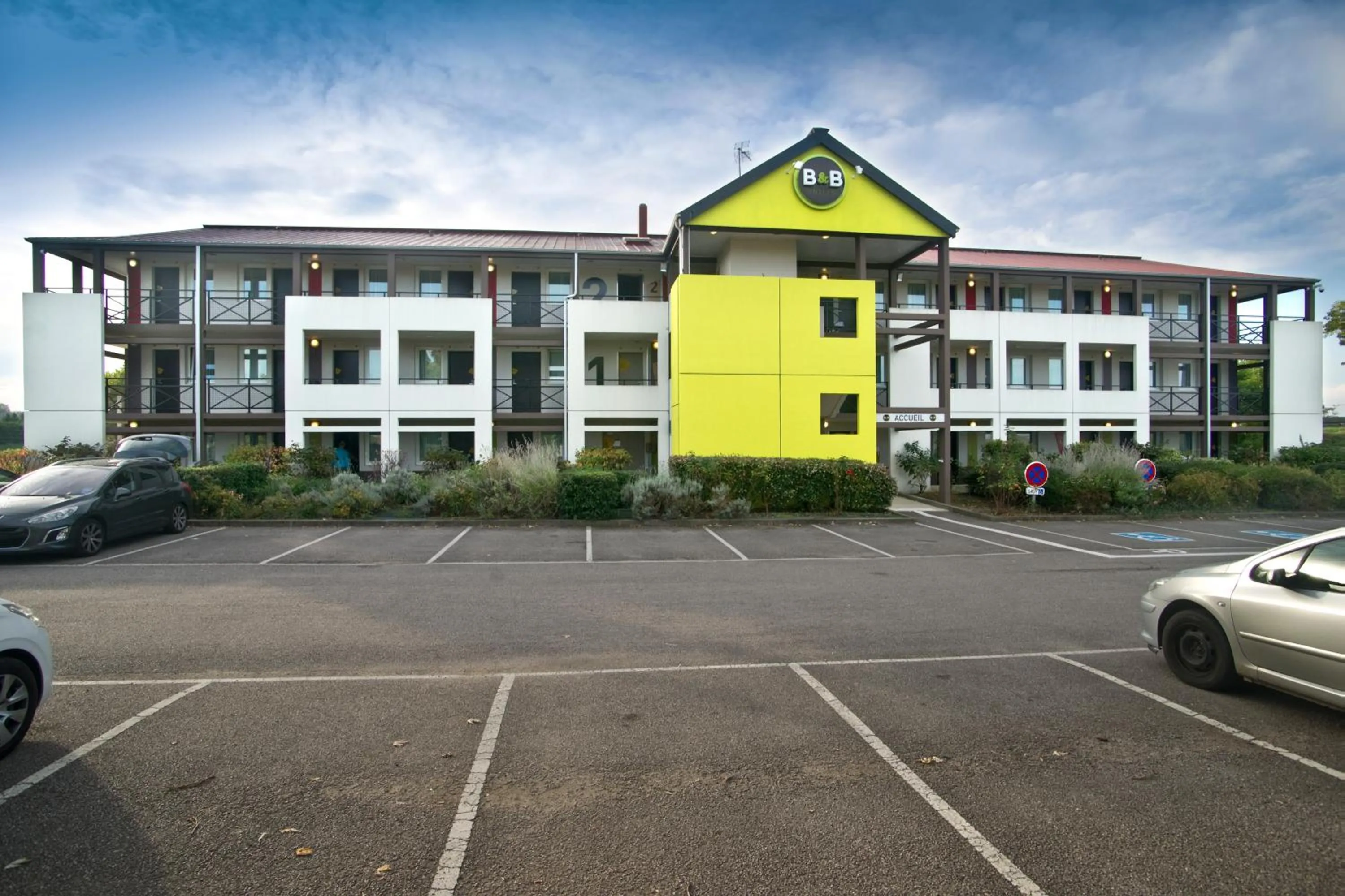 Facade/entrance in B&B HOTEL Moulins