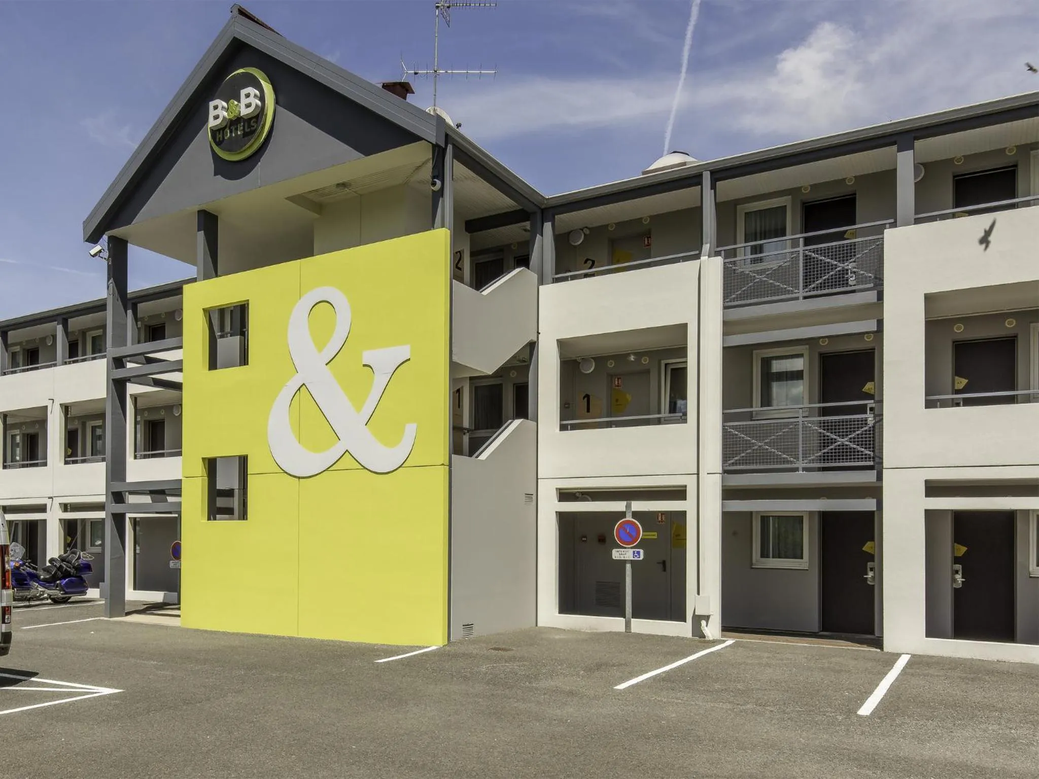 Facade/entrance in B&B HOTEL Moulins