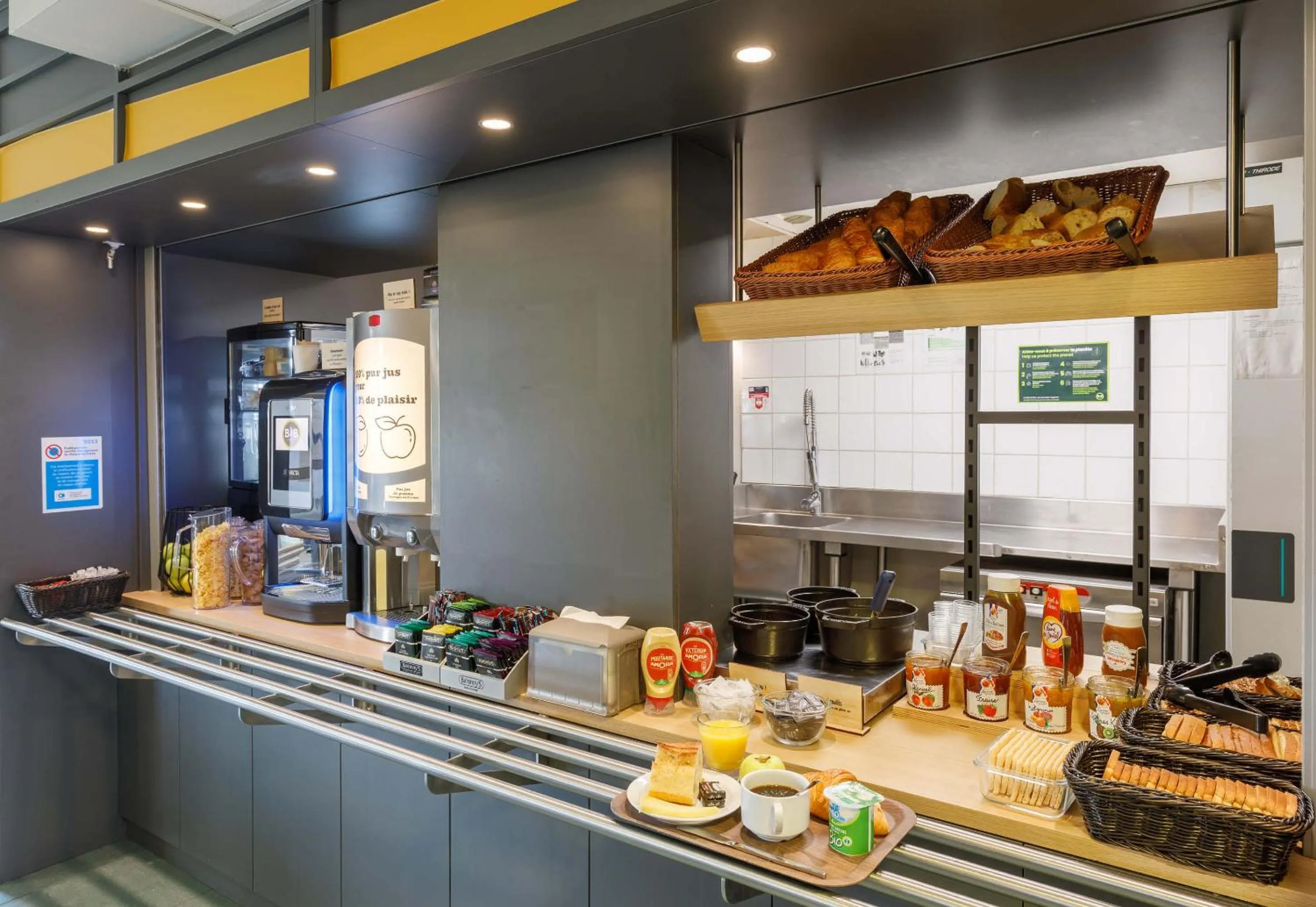 Buffet breakfast in B&B HOTEL Moulins