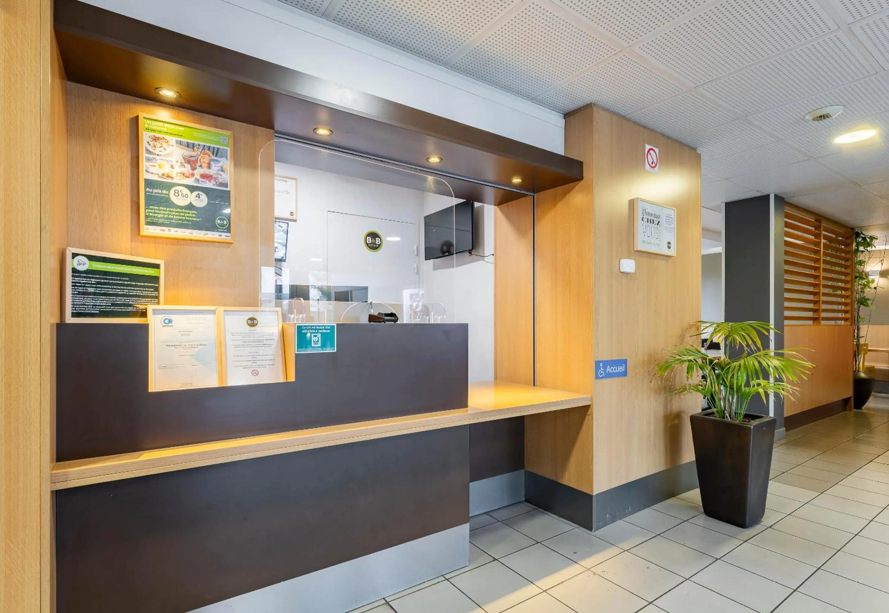 Lobby or reception in B&B HOTEL Valenciennes Marly