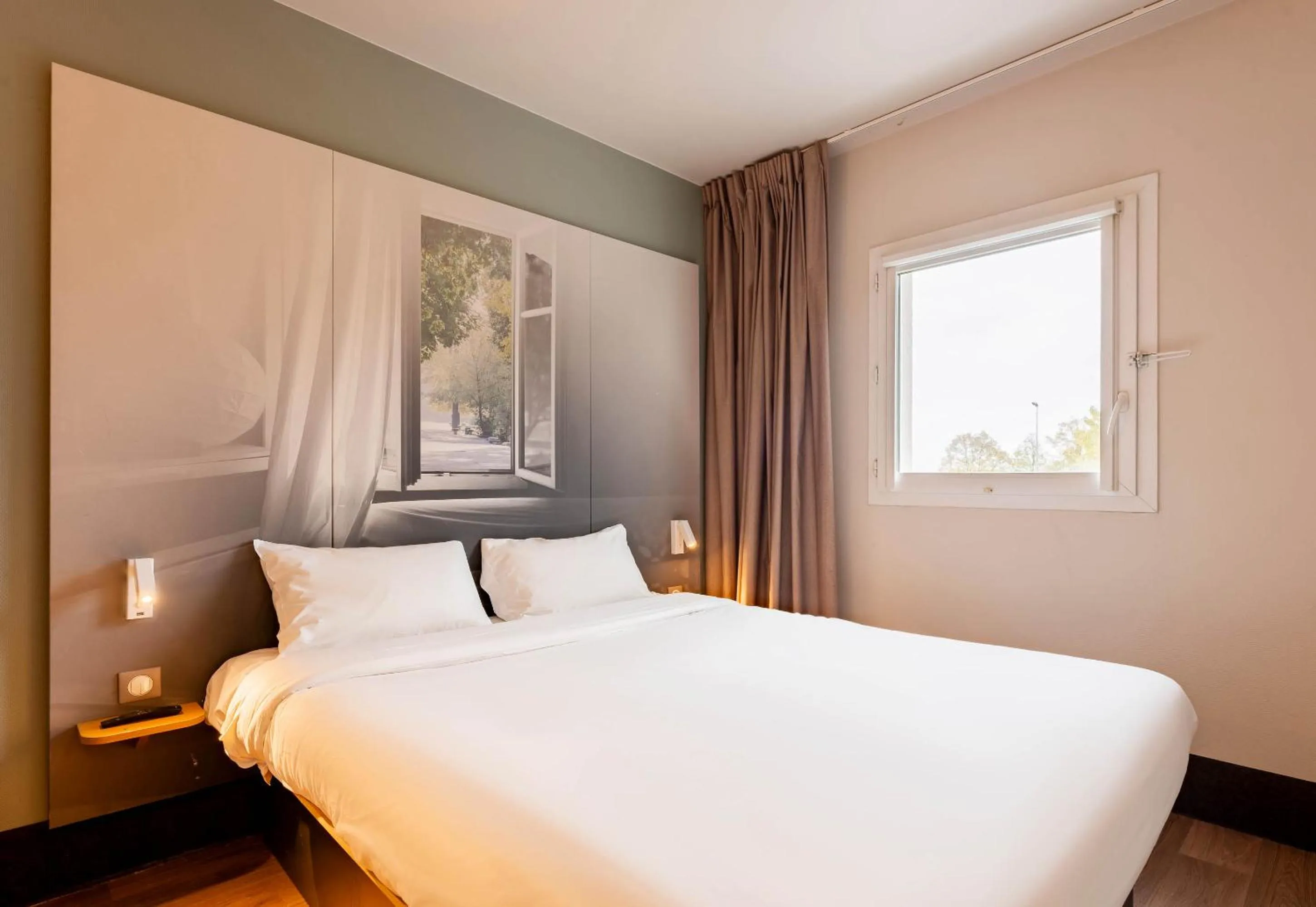 Bedroom, Bed in B&B HOTEL Valenciennes Marly