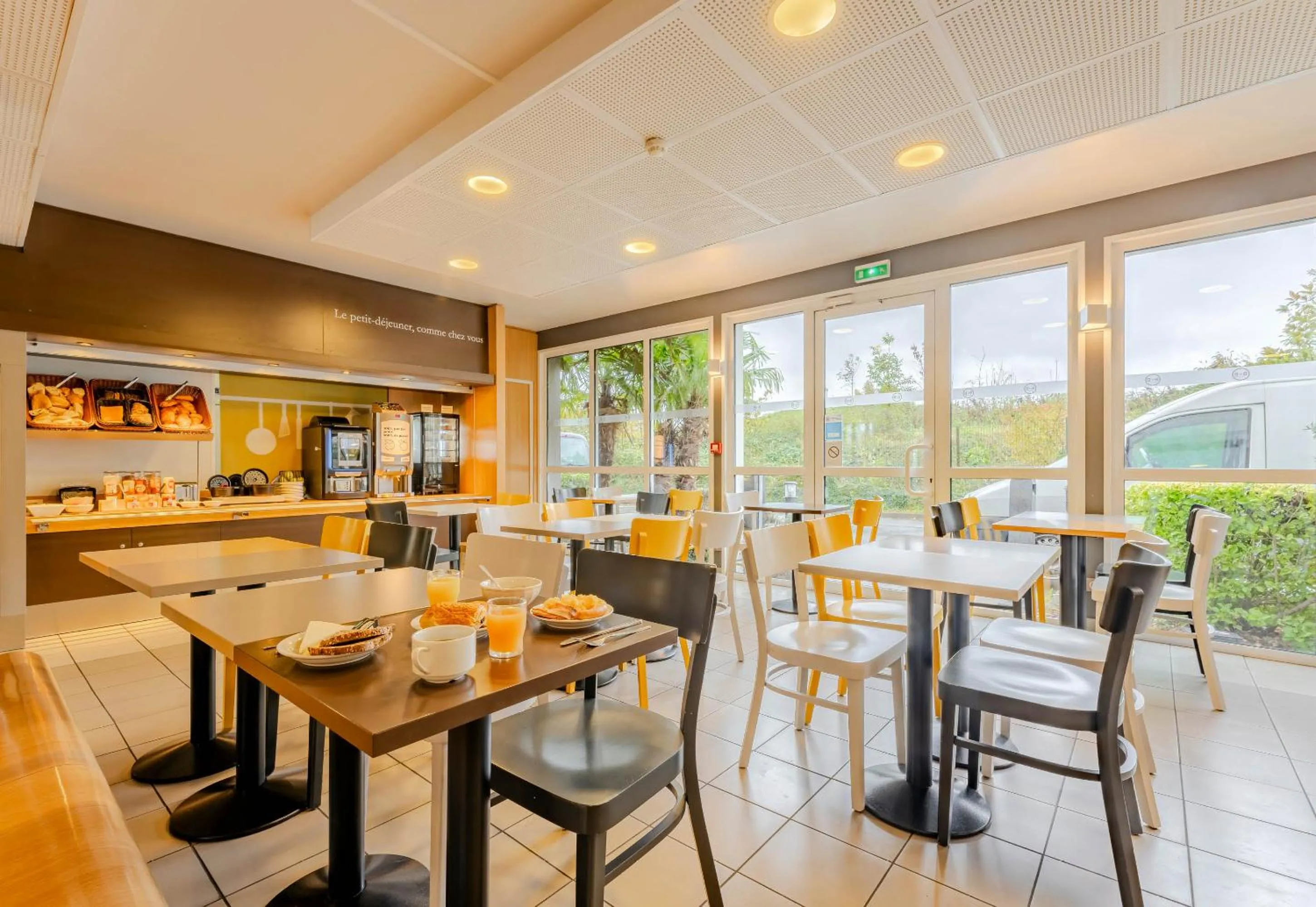 Restaurant/places to eat in B&B HOTEL Valenciennes Marly