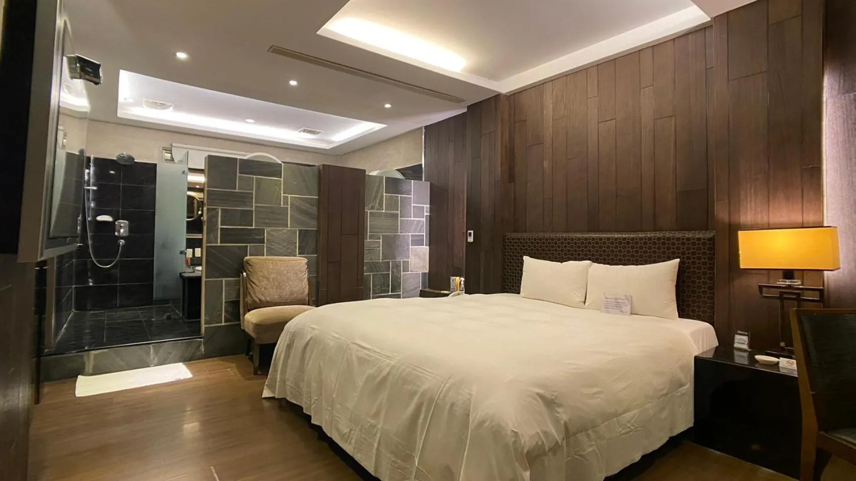 Photo of the whole room, Bed in Holly Wood Motel