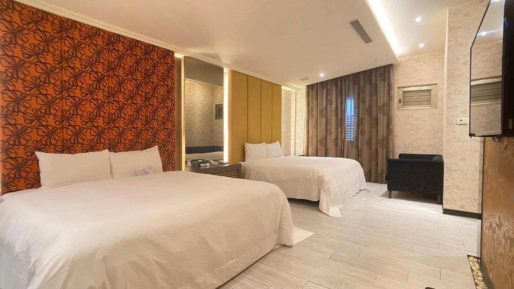 Photo of the whole room, Bed in Holly Wood Motel