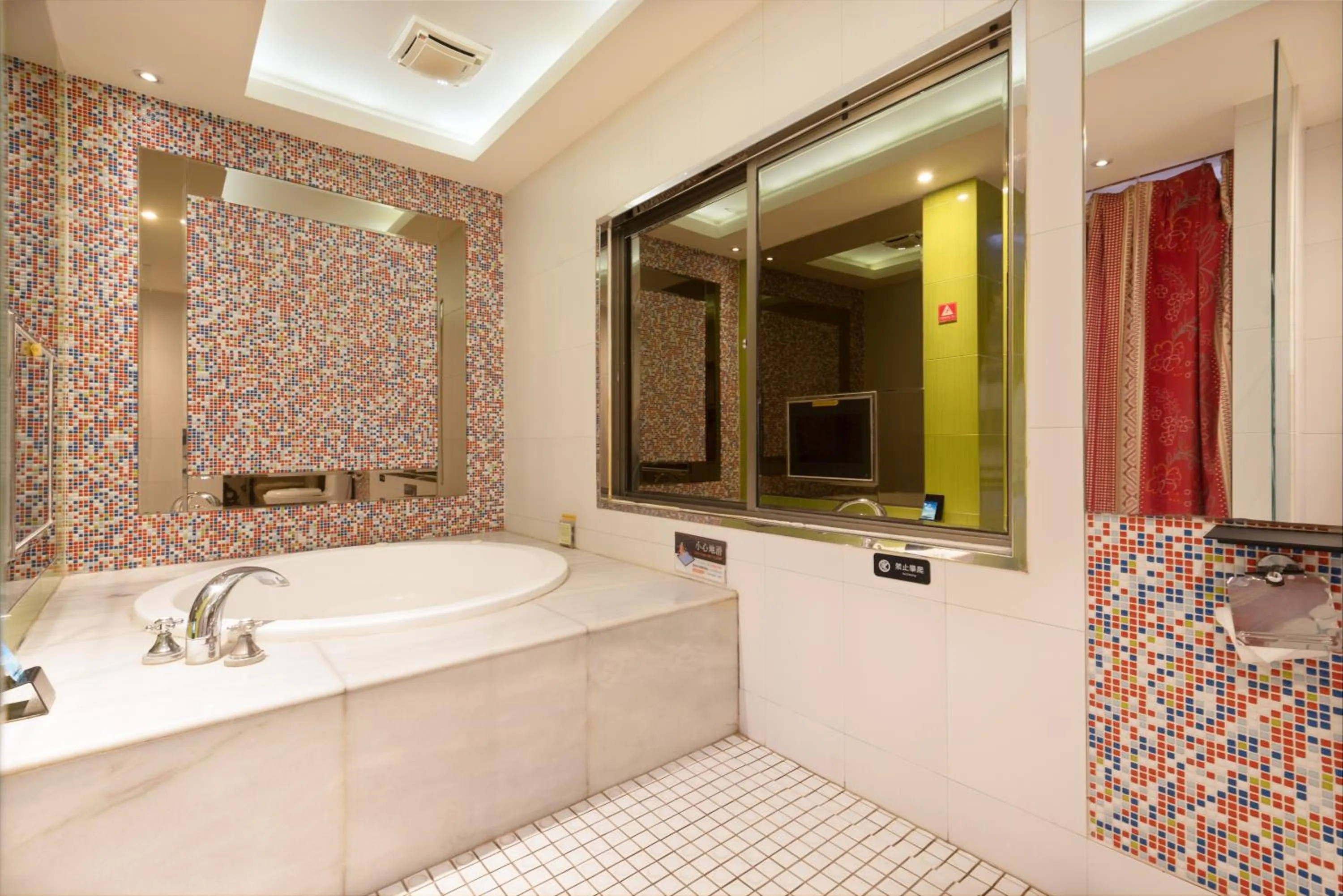 Property building in Holly Wood Motel