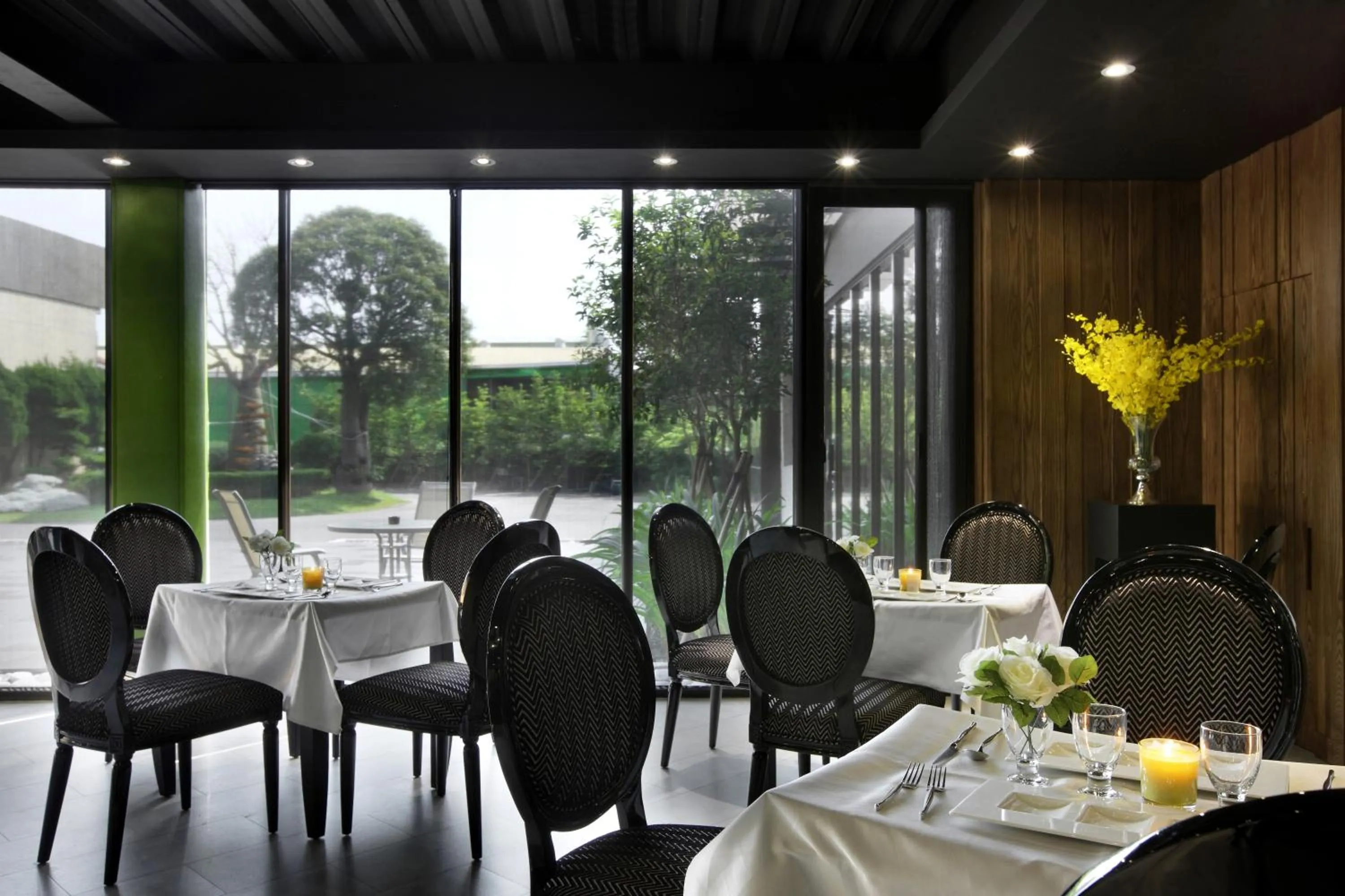 Restaurant/places to eat in Holly Wood Motel