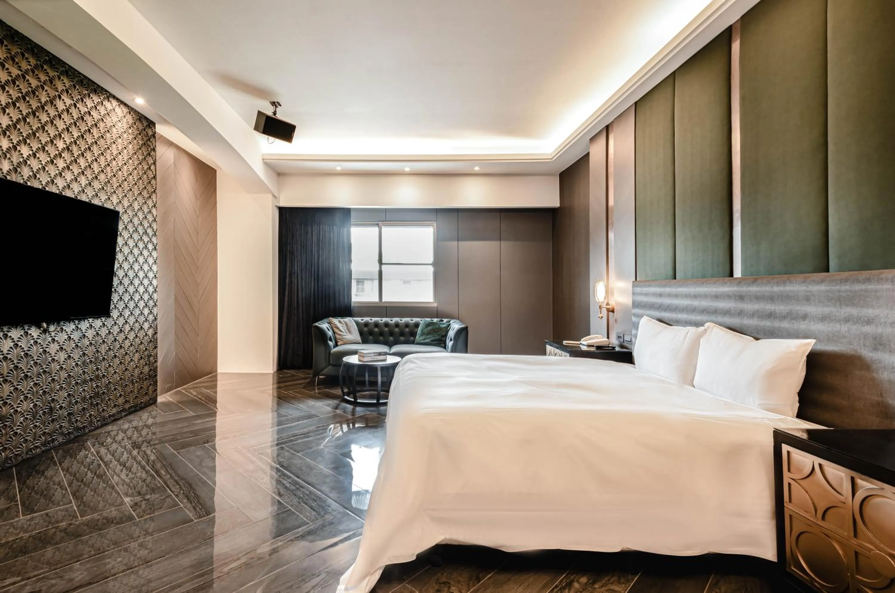 Bed in Holly Wood Motel