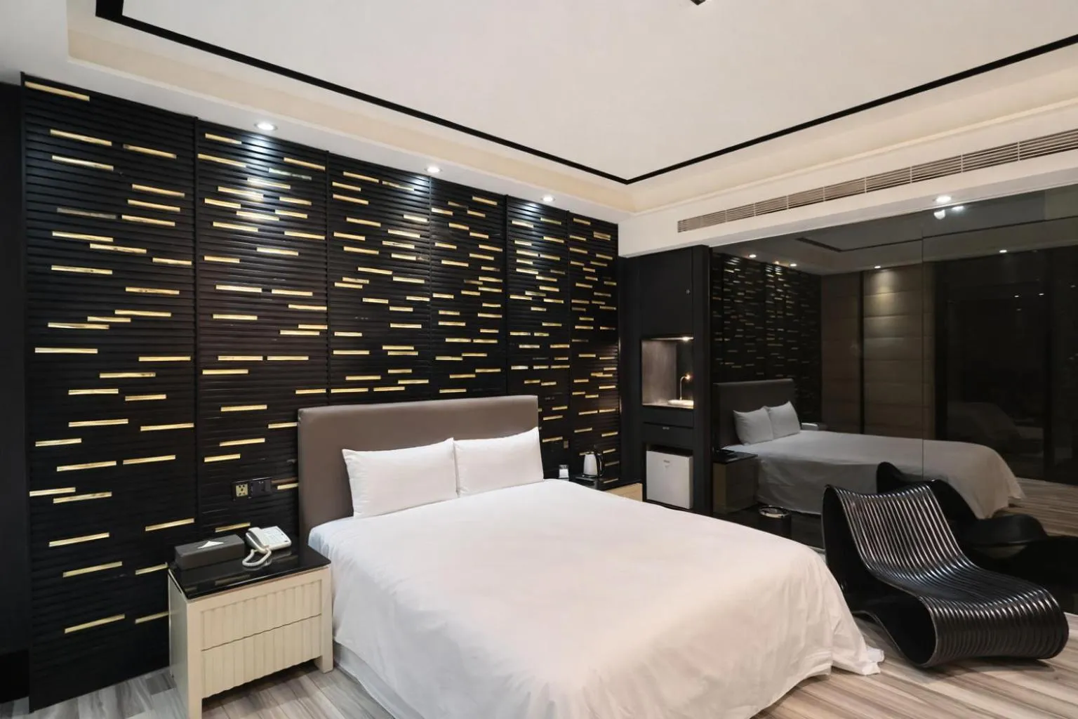 Bed in Holly Wood Motel