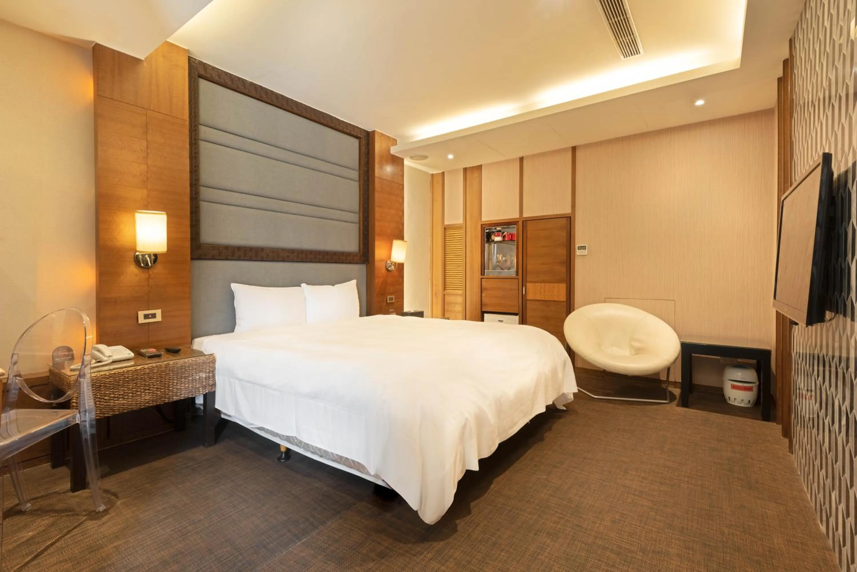 Bed in Holly Wood Motel