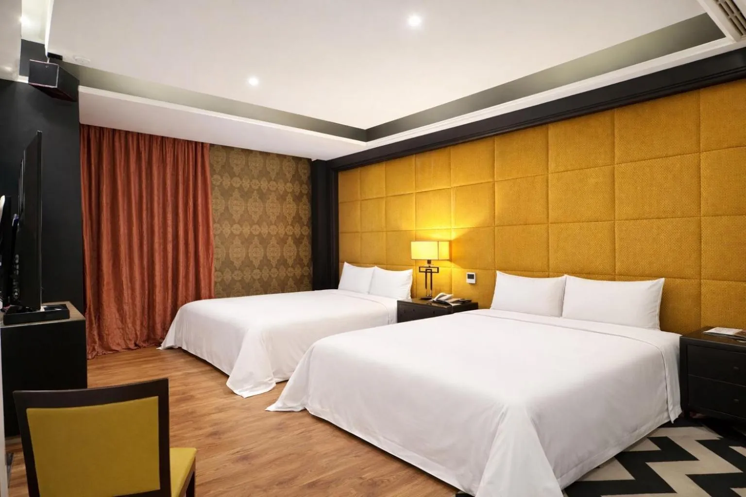 Photo of the whole room, Bed in Holly Wood Motel