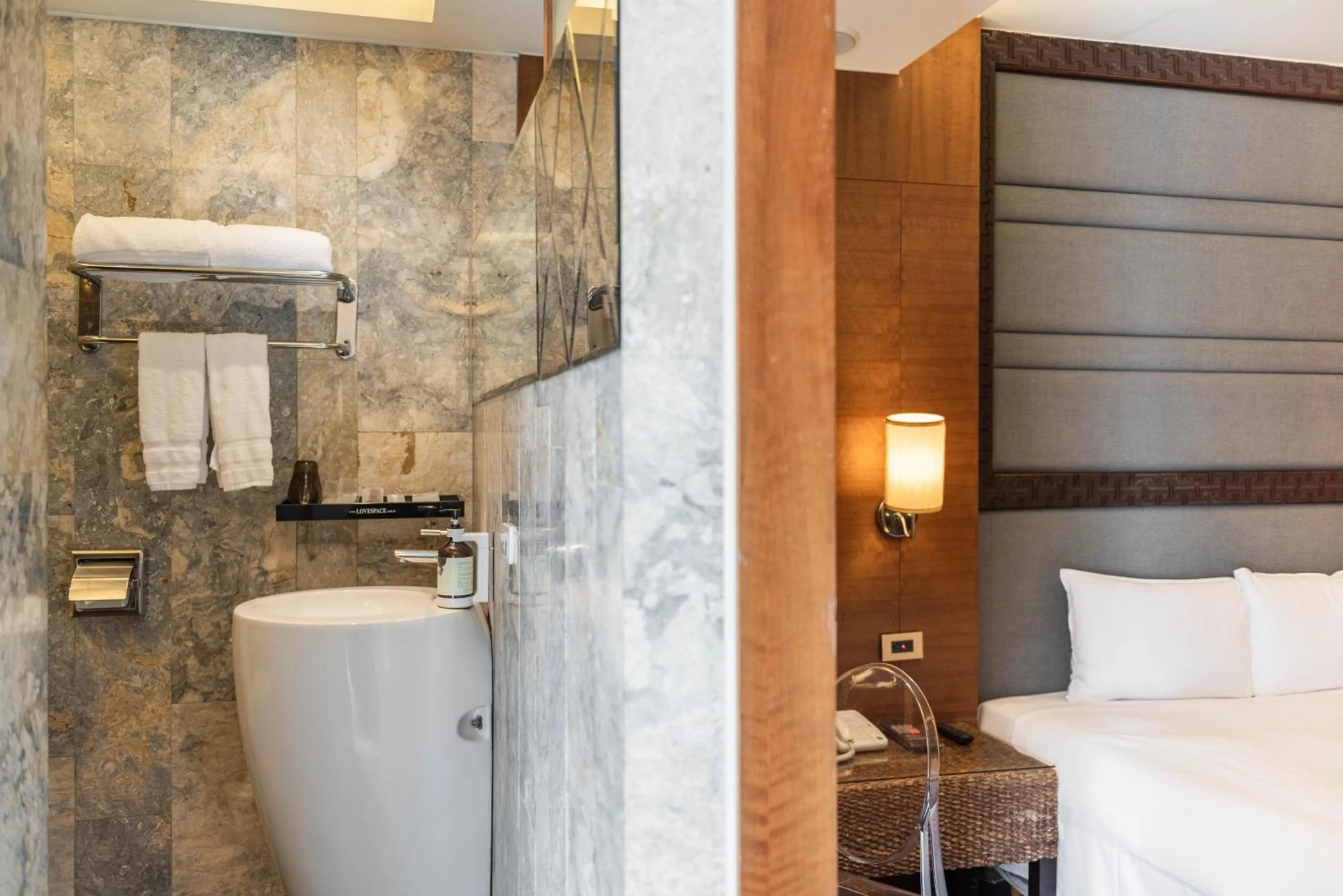 Photo of the whole room, Bed in Holly Wood Motel