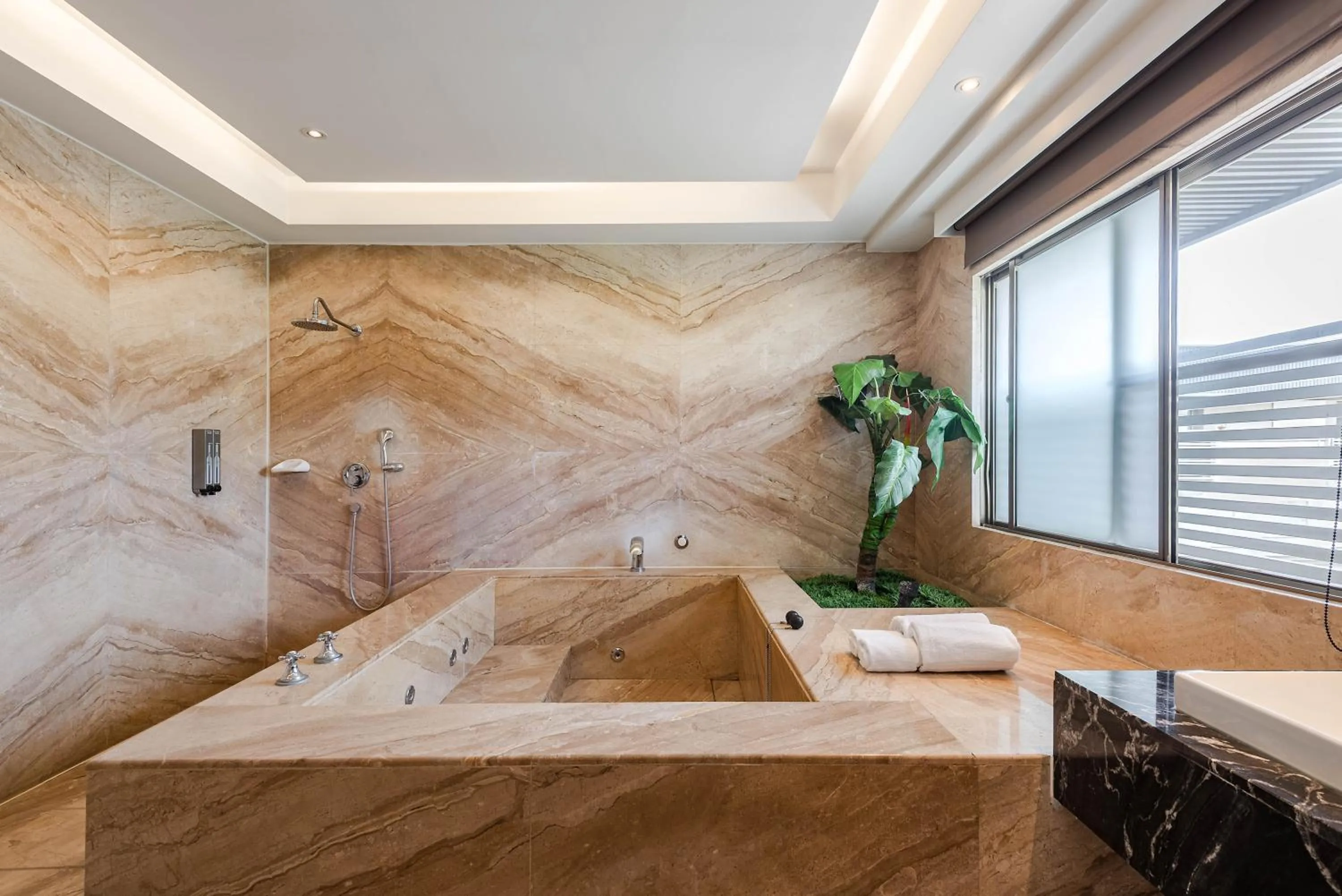 Bathroom in Holly Wood Motel