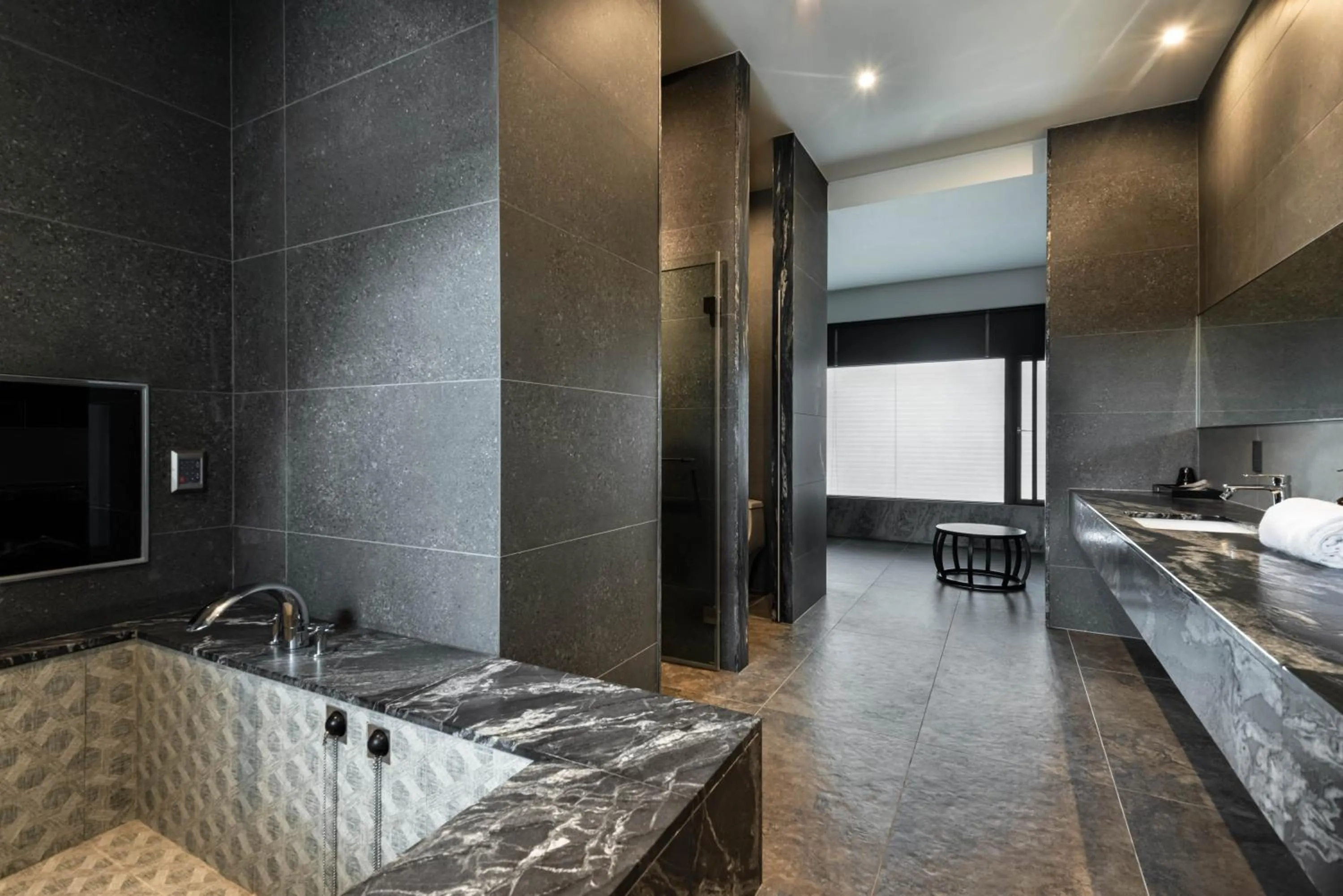 Bathroom, Bed in Holly Wood Motel