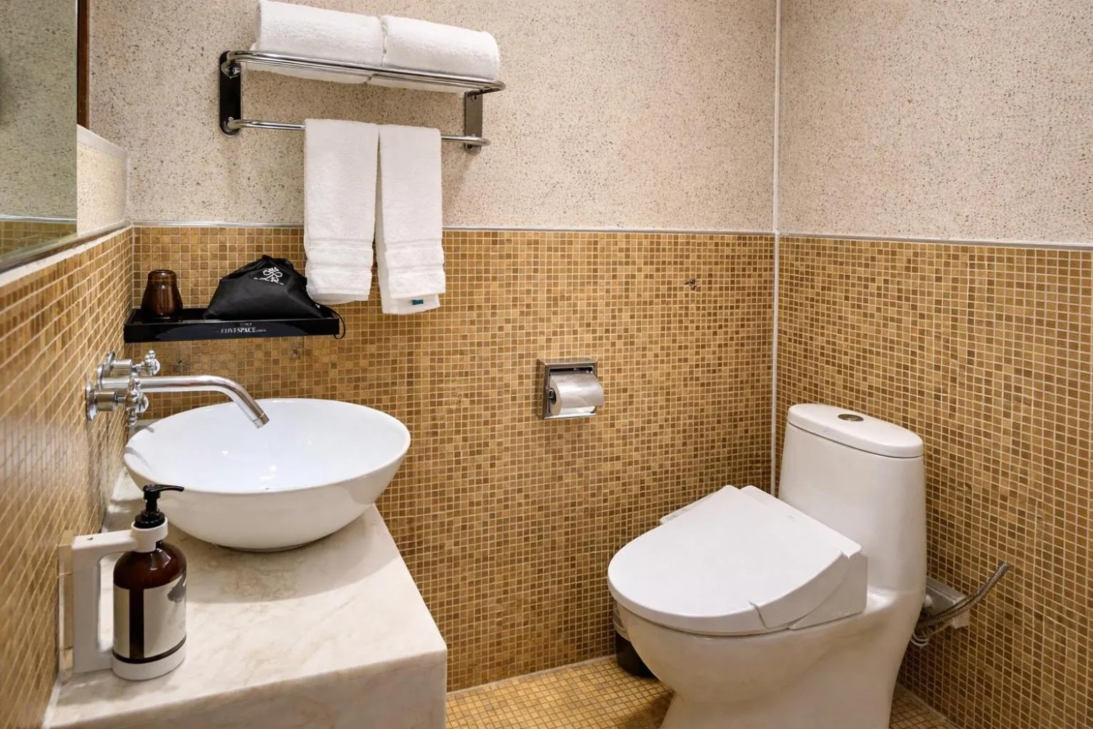 Toilet in Holly Wood Motel