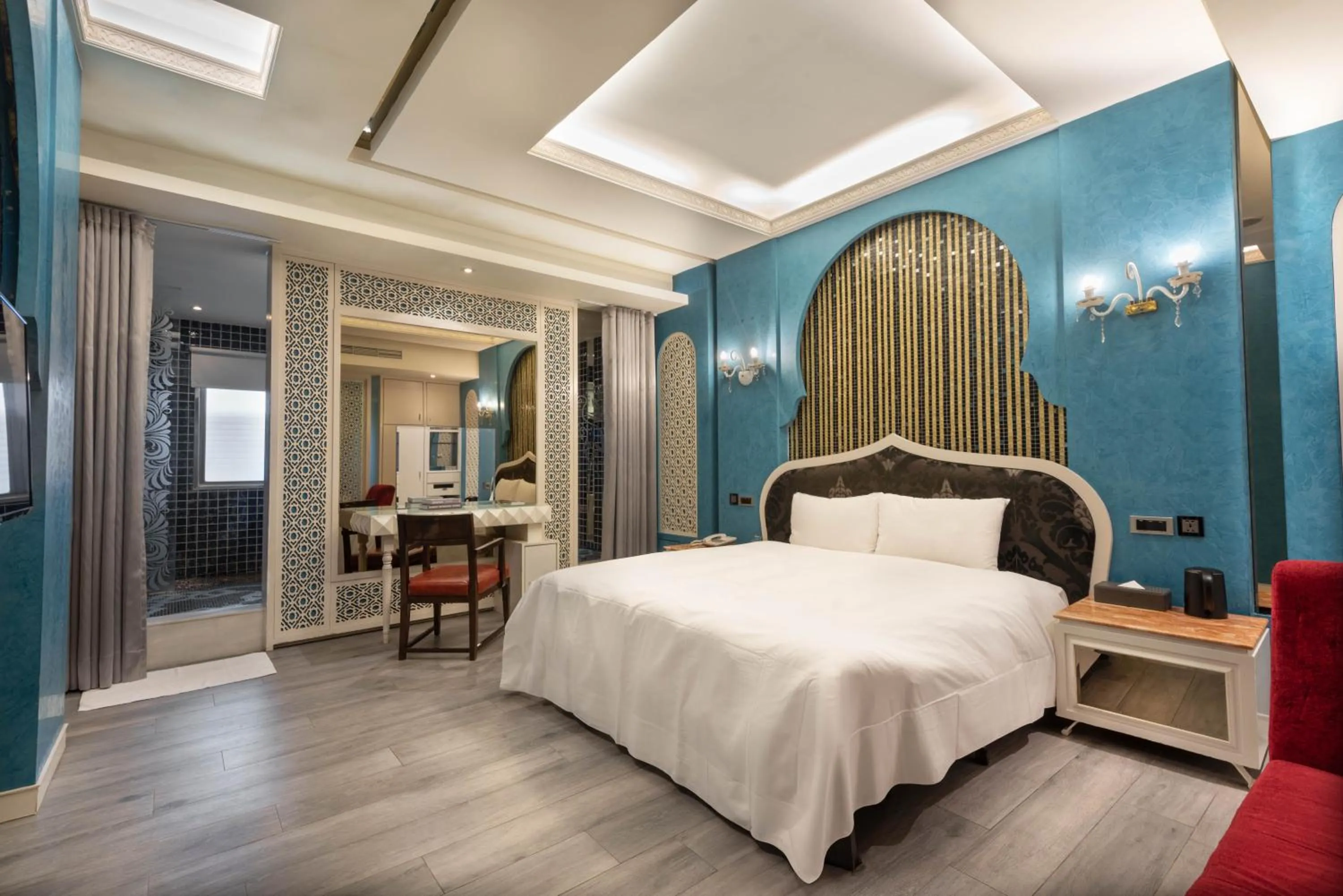 Photo of the whole room, Bed in Holly Wood Motel