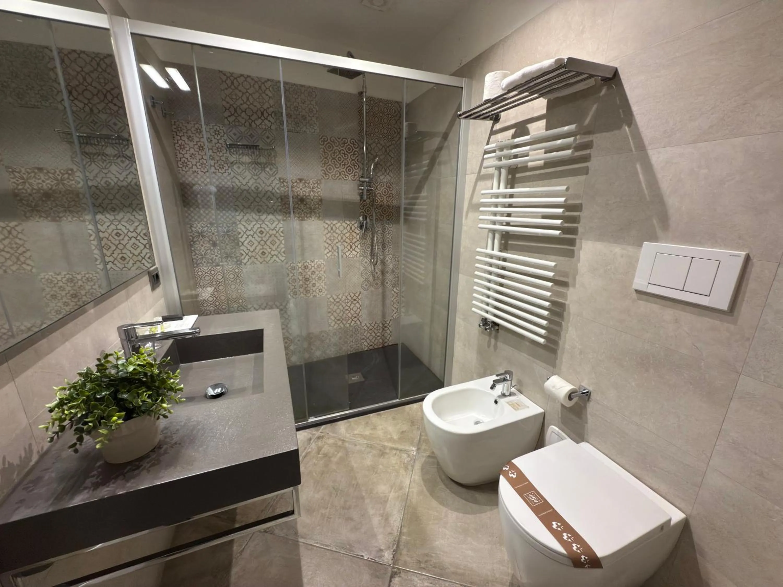 Shower in ETNEA 454 Catania Luxury Rooms