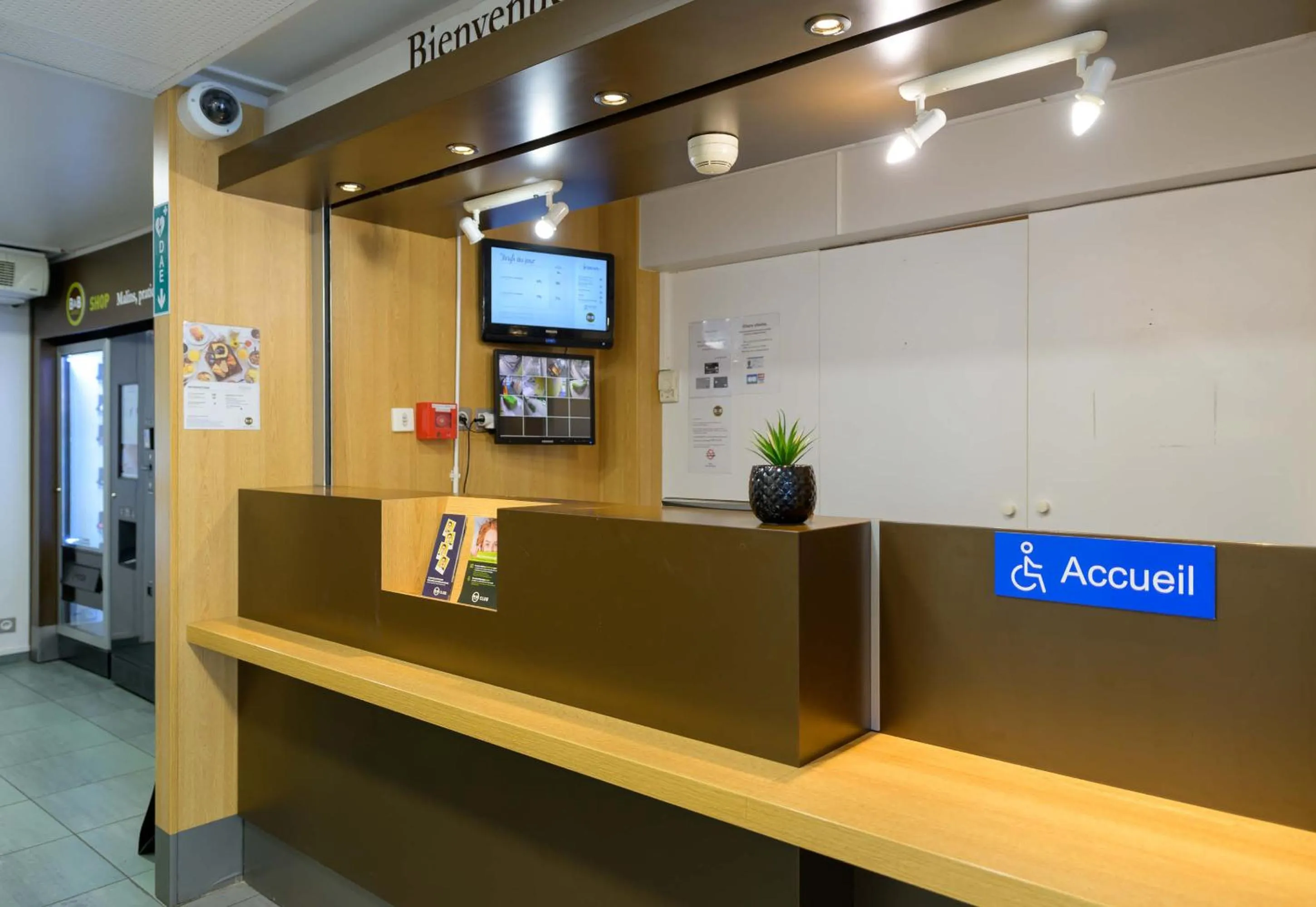 Lobby or reception in B&B HOTEL Pontault Combault