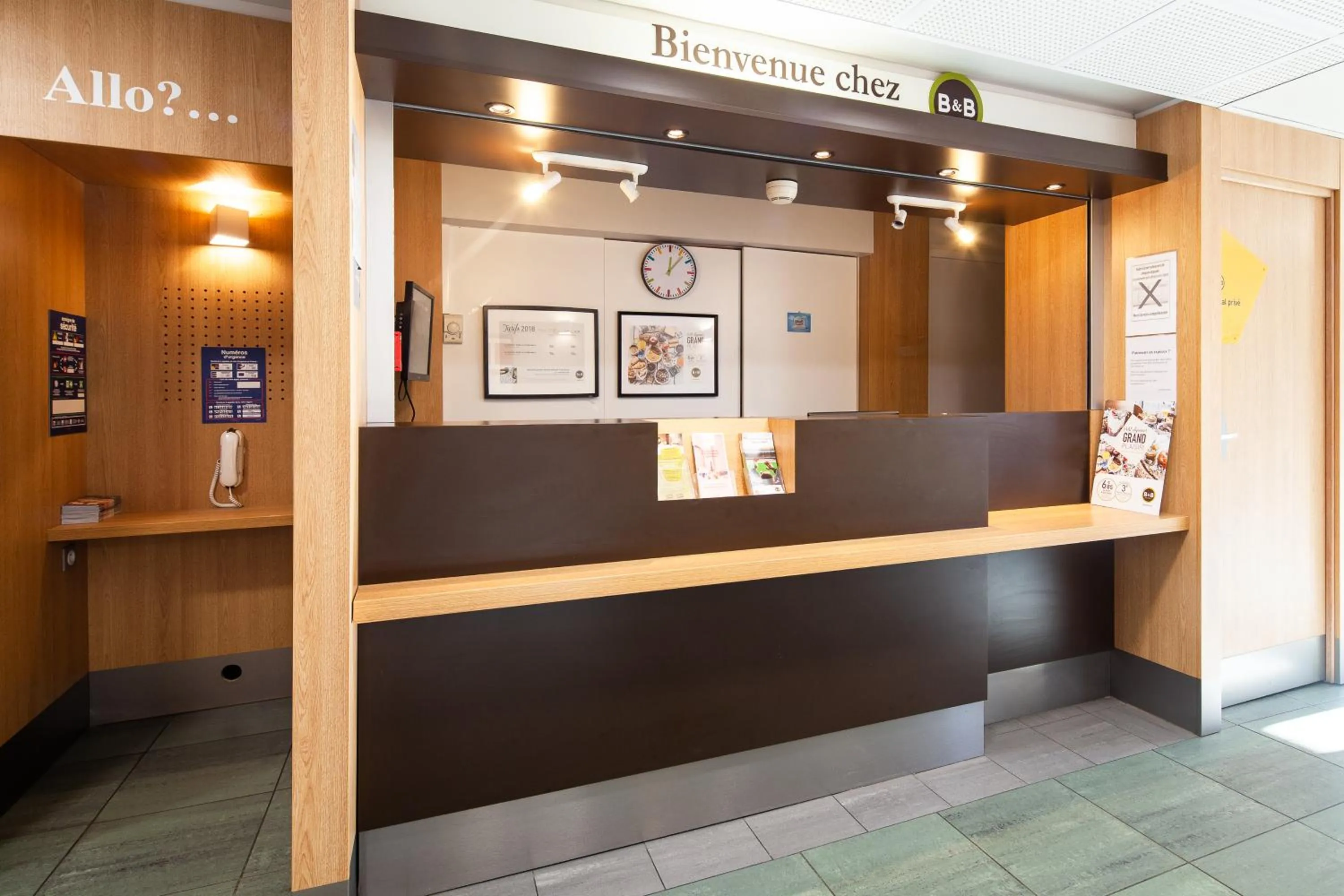 Lobby or reception in B&B HOTEL Pontault Combault