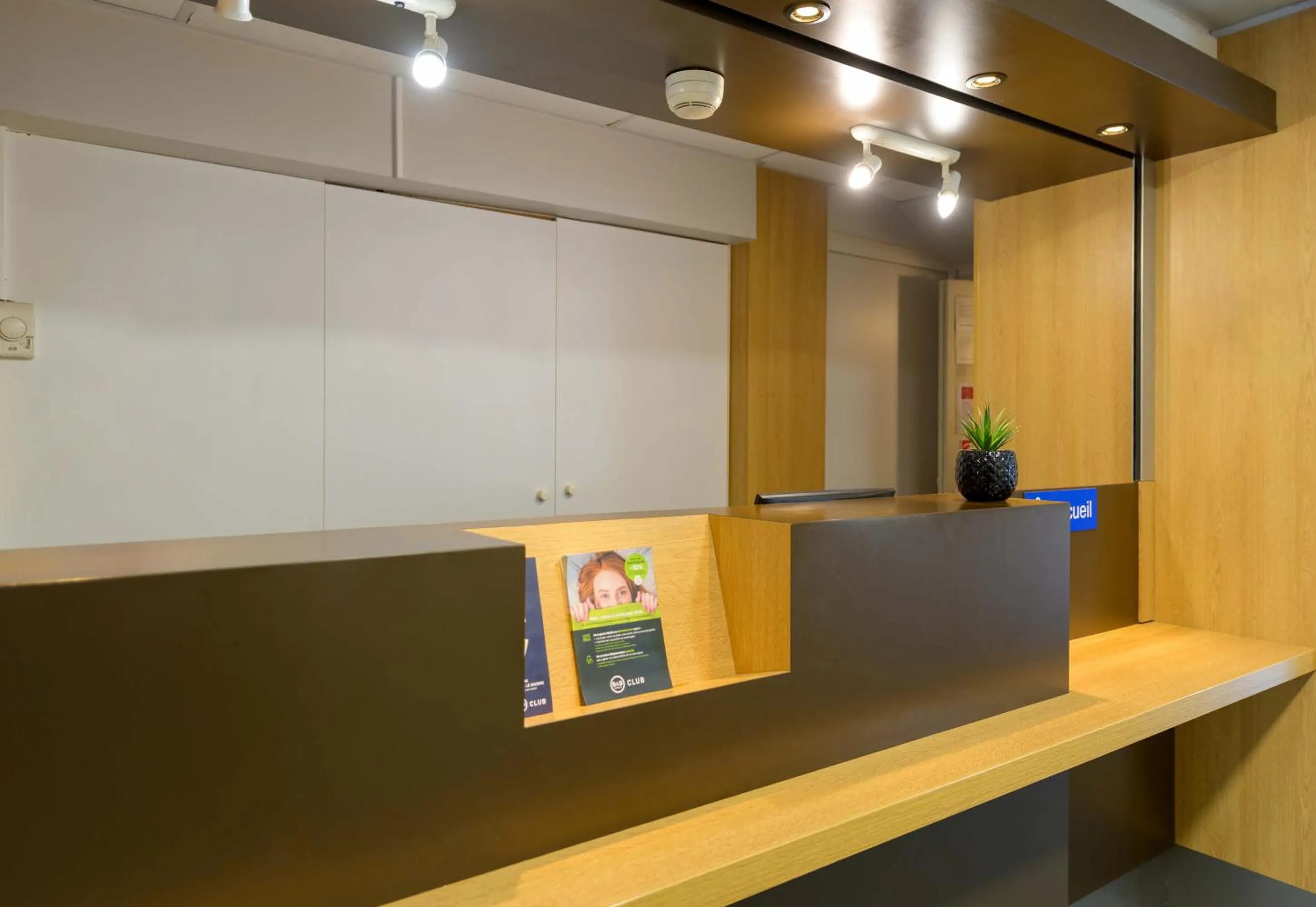 Lobby or reception in B&B HOTEL Pontault Combault