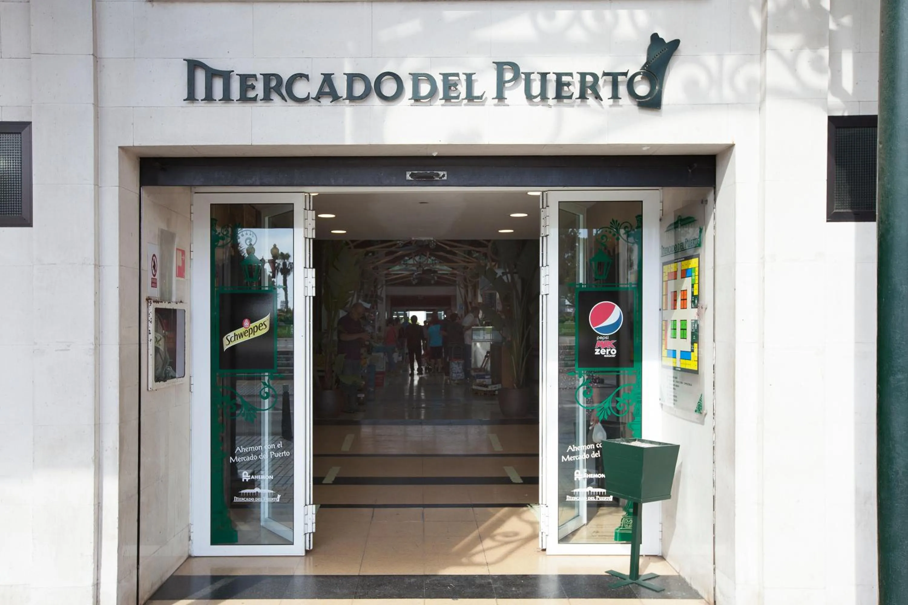 Restaurant/places to eat in Gran Marina Suites