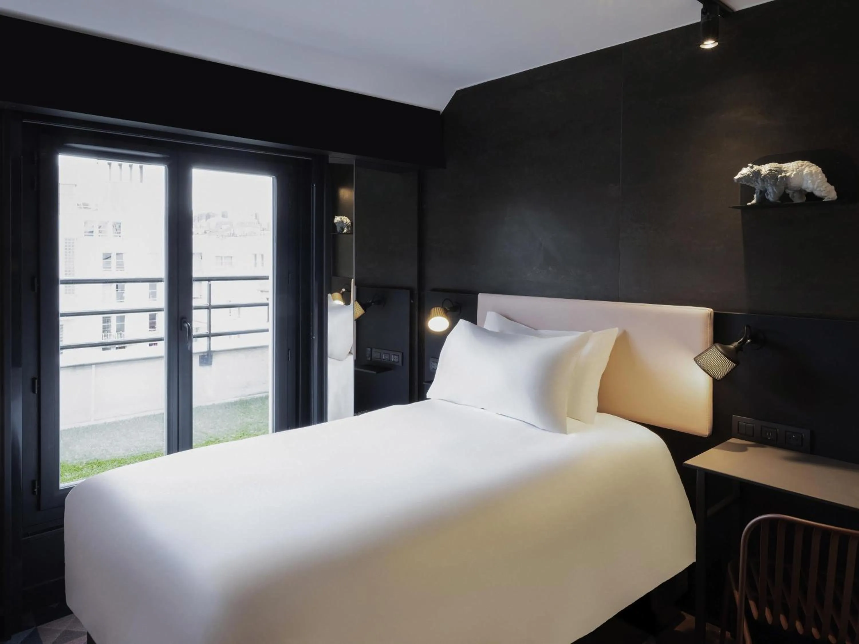 Bedroom, Bed in TRIBE Paris Batignolles